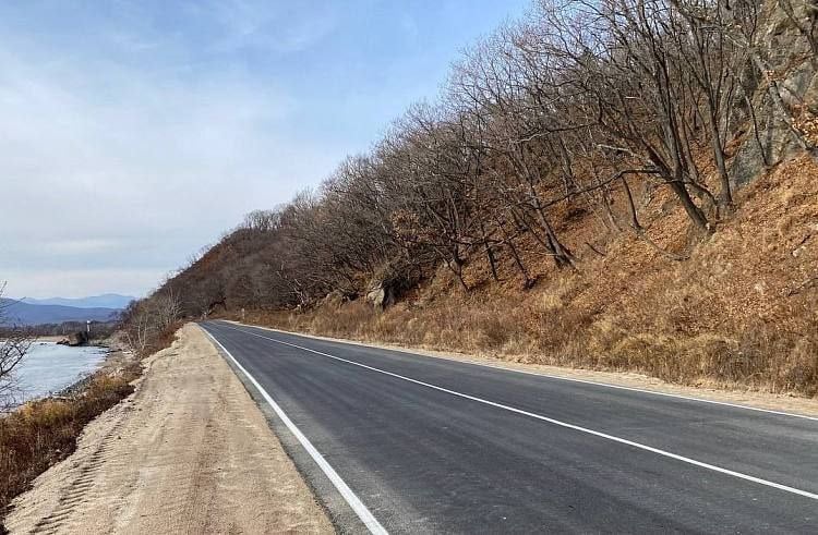 В Ольгинском округе Приморья привели в порядок 7,6 километра в районе населенных пунктов Ольга и Молдавановка.    Дорожники местного филиала Примавтодора заасфальтировали 6 километров дороги в поселке Ольга. Кроме того, специалисты привели в порядок более 1,5 километра дорожного покрытия в населенном пункте Молдавановка.  Отметим, на улице Ленинской в поселке Ольга также активно продолжается ремонт мостового сооружения, соединяющего две части населенного пункта. Подрядчик АСО-1 выполняет работы с опережением графика. В плане – сдать этот объект летом следующего года.    Присоединяйтесь к нашей группе «ВКонтакте»