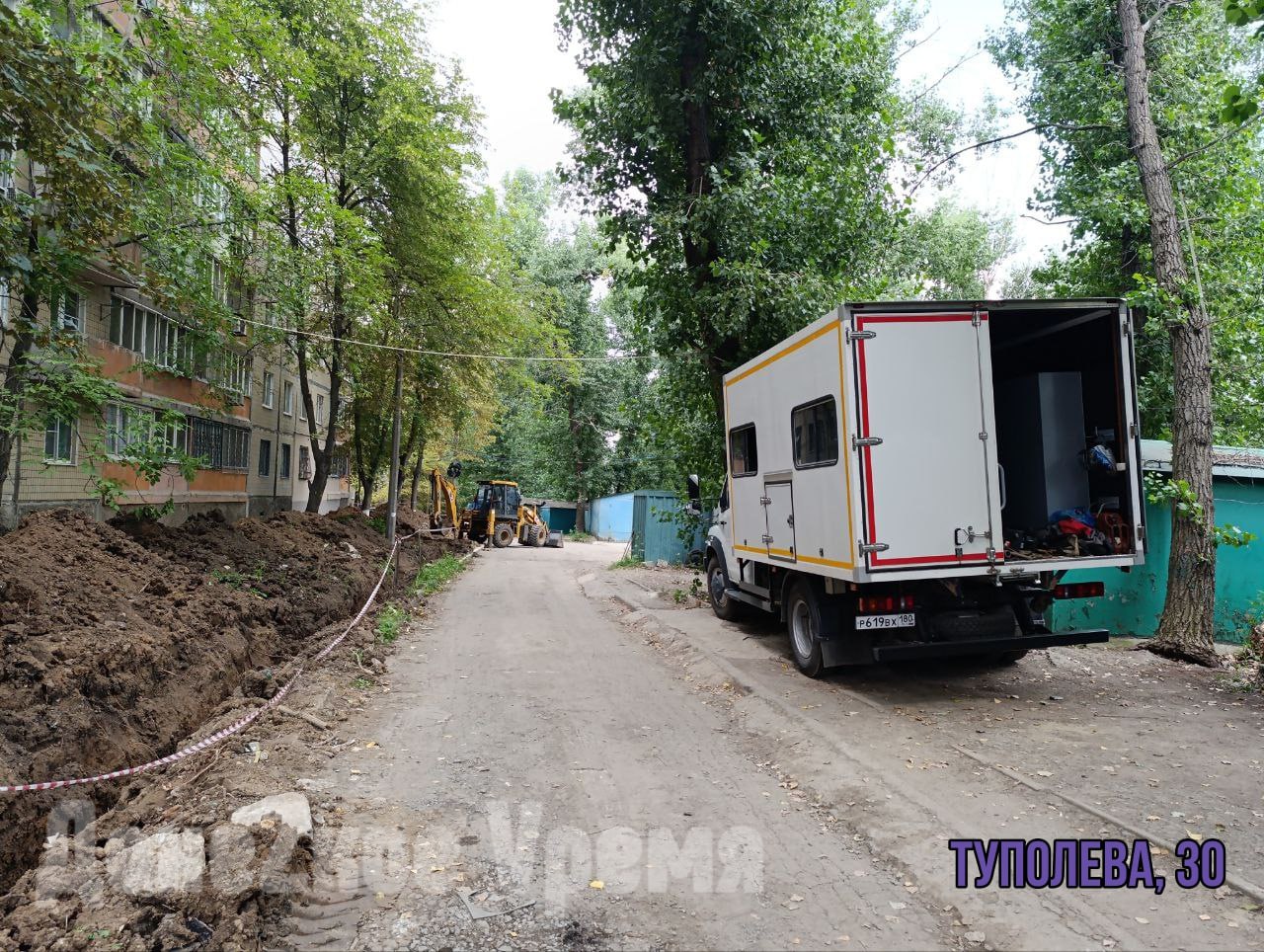 Сроки значительно сократились: специалисты Республики устраняют по 200 порывов на водопроводах в день Количество устраняемых аварий на водопроводных сетях Республики увеличилось, а сроки их ликвидации сократились после того, как Денис Пушилин привлек к этой работе “Донбасстеплоэнерго”. В среднем в день по ДНР устраняют порядка 200 аварий на водопроводных сетях. Кроме того, за последние полторы недели специалисты устранили более 120 точек водопотерь, в том числе существовавших долго. Наибольшее их количество находится в Донецке — более 70-ти. Сегодня журналисты “Донецкого времени” побывали на трех таких адресах в Кировском районе города. Аварийные бригады как раз устраняли порывы по улицам Туполева, 30 и Скляренко, 8, а также Абакумова, 85. В среднем на каждом адресе работало по 1-2 бригады и по 2 единицы спецтехники. Работы по улицам Скляренко, 8 и Абакумова, 85 выполнены, а на Туполева, 30 специалисты обещают их закончить до конца недели. Наше издание продолжает следить за ходом восстановления водопроводов в населенных пунктах Республики и информировать вас о выполненных работах.
