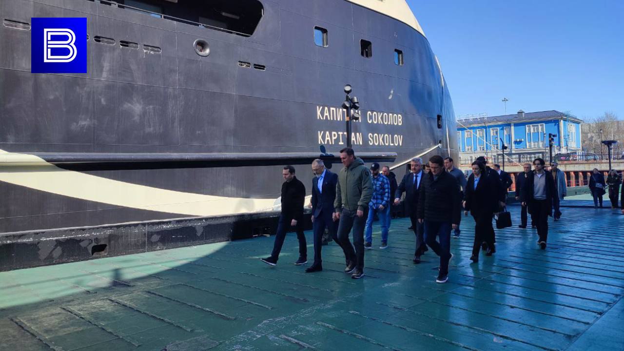 В Мурманске вице-премьер Дмитрий Патрушев посетил судно "Капитан Соколов" Оно построено в рамках механизма инвестиционных квот. Как отметил Дмитрий Патрушев, рыболовецкий комплекс имеет большое значение для экономики региона — северяне добывают свыше 10% от общероссийских объемов, а рыбодобывающие предприятия участвуют в реализации механизма инвестиционных квот. Благодаря этому удается обновлять рыболовный флот, наращивать объем переработки и делать производство эффективнее, подчеркнул вице-премьер, передает кабмин. Подпишись — Вести Мурман
