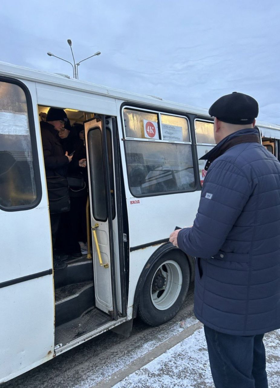 Мэр прокатился в городских автобусах после критики Матвиенко общественного транспорта Екатеринбурга. Правда, сделал это мэр Братска в своём городе  Обращений от жителей много по работе общественного транспорта в Правобережном районе. Проверяю работу наших транспортников и общаюсь с людьми. Проезд оплатил картой, удобно. Всем хорошего дня! — написал мэр Братска Александр Дубровин.   Скорее всего, Дубровин также следит за выступлениями Валентины Матвиенко — накануне он выкладывал видео трансляции с 577-го пленарного заседания Совфеда в своём телеграм-канале.  К слову, в Братске, в отличие от Екатеринбурга, мэра выбирают на прямых всенародных выборах. Александр Дубровин выиграл выборы в сентябре этого года, сумев одержать победу над действующим мэром Братска, выдвигавшимся на свой пятый срок — бывший начальник братского ФСБ Сергей Серебренников руководил этим сибирским городом с 2005 года, но по итогам выборов 8 сентября 2024 года набрал лишь 21,8% голосов  у Дубровина было 68,55% .  Фото: телеграм-канал Александра Дубровина