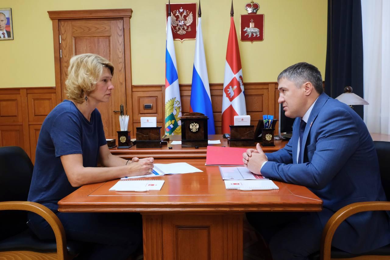 Оксана Лут обсудила развитие АПК Пермского края с Дмитрием Махониным  Встреча с губернатором прошла в рамках рабочей поездки министра.  Главное:    Пермский край – в первую очередь промышленный регион. При этом здесь стабильно развивается сельское хозяйство: в прошлом году производство выросло на 3%.    Основное направление – животноводство. По итогам 2024 года увеличились объемы скота, молока, а надои на одну корову достигли 8,5 тонн.     Поставки региональной продукции за рубеж выросли на 14%. У Пермского края есть хороший потенциал дальнейшего увеличения экспорта.    Отдельное внимание – развитию сельских территорий. По госпрограмме КРСТ региону за шесть лет направлено более 2 млрд рублей на улучшение качества жизни в малых населенных пунктах.    Ведется работа по подготовке кадров для отрасли. В этом году в сельских школах Прикамья планируют открыть семь агротехнологических классов.     Также Оксана Лут и Дмитрий Махонин вручили награды лучшим работникам АПК региона.  #регионы