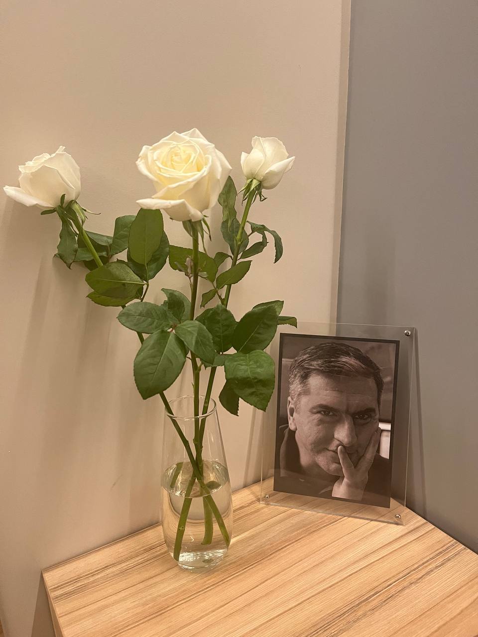 В Петербурге 12 ноября скончался журналист Виктор Смирнов Ему было 45 лет Виктор работал в издании 47news больше 10 лет покинул команду в августе этого года Виктор умел видеть редкое в обыденном и рассказывать об этом ярко живо и интересно Он был отзывчивым и искренне старался помогать героям своих публикаций В профессии ценил оперативность остроту и резкость Сам он быстро мог видеть новые темы подробно следил за повесткой Неоднократно Виктор Смирнов получал профессиональную награду Золотое перо Первое за материал о мальчике из глухой подпорожской деревни который мечтал стать художником добирался до школы на резиновой лодке и жил с мамой на 2500 рублей в месяц Сложно сосчитать сколько резонансных материалов создал Витя Например в 2021 году в деталях описал подземную тюрьму под Петербургом О дате и времени прощания и похорон мы сообщим позднее fontankaspb