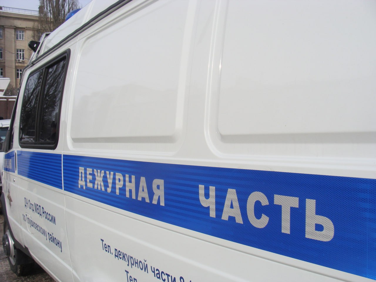 Полиграф не понадобился подозреваемый в краже сознался сам В Золотухинском районе полицейские раскрыли кражу граблей ворошилок для трактора стоимостью более 40 тысяч рублей Технику хозяин оставил возле дома после чего она пропала Под подозрение попал 31 летний знакомый потерпевшего который уверял что к исчезновению имущества отношения не имеет Ему предложили пройти проверку на полиграфе и мужчина формально согласился Однако приехав на место заходить в кабинет передумал и признался в краже пояснив что прибор всё равно покажет ложь Он рассказал что заранее разобрал грабли на части и ночью вывез их к знакомому в соседний населённый пункт рассчитывая позже продать Похищенную технику нашли и готовят к возврату владельцу В отношении жителя региона возбуждено уголовное дело материалы направлены на дальнейшее разбирательство Курская Telega Прислать новость