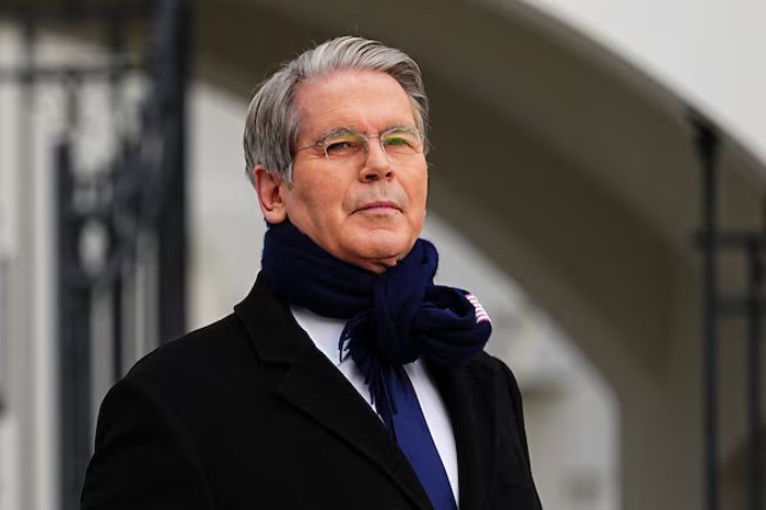 США будут настаивать на более оперативных мерах по снижению зависимости от Китая в отношении редкоземельных элементов Министр финансов США Скотт Бессент призовет страны Большой семерки и другие страны активизировать усилия по снижению зависимости от критически важных полезных ископаемых из Китая во время встречи с десятком высокопоставленных финансовых чиновников в понедельник сообщил высокопоставленный американский чиновник   Встреча которая начнется с ужина в воскресенье вечером соберет министров финансов или министров кабинета министров из стран Большой семерки развитых экономик Европейского союза Австралии Индии Южной Кореи и Мексики сообщил чиновник не уполномоченный выступать публично Главная тема сегодняшнего дня срочность Это очень масштабное начинание В нем задействовано множество разных сторон много разных стран и нам действительно нужно действовать быстрее сказал чиновник Источник Reuters chinastocksnet Если полезно поставьте лайк Китай Навигация по каналам  Акции  Облигации  Китай  Трейдинг  Новости  Клуб