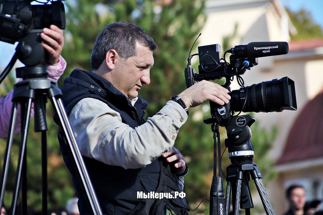 Аксенов и Кондратьев прибыли в Керчь Фоторепортаж Сегодня в нашем городе работает высокопоставленная делегация чиновников Республики Крым и Краснодарского края Передает МыКерчь РФ Глава Республики Крым Сергей Аксенов и губернатор Краснодарского края Вениамин Кондратьев приехали в Керчь чтобы принять участие в открытии часовни при храме Андрея Первозванного На открытие часовни которую создали как символ возвращения Крыма в состав России в Керчь приехали и казаки Кубанского войска которые в феврале 2014 года первыми пришли на помощь в защите полуострова Работают сегодня в Керчи и наши коллеги съемочные группы краевых СМИ Крыма и Краснодарского края seanewskerch
