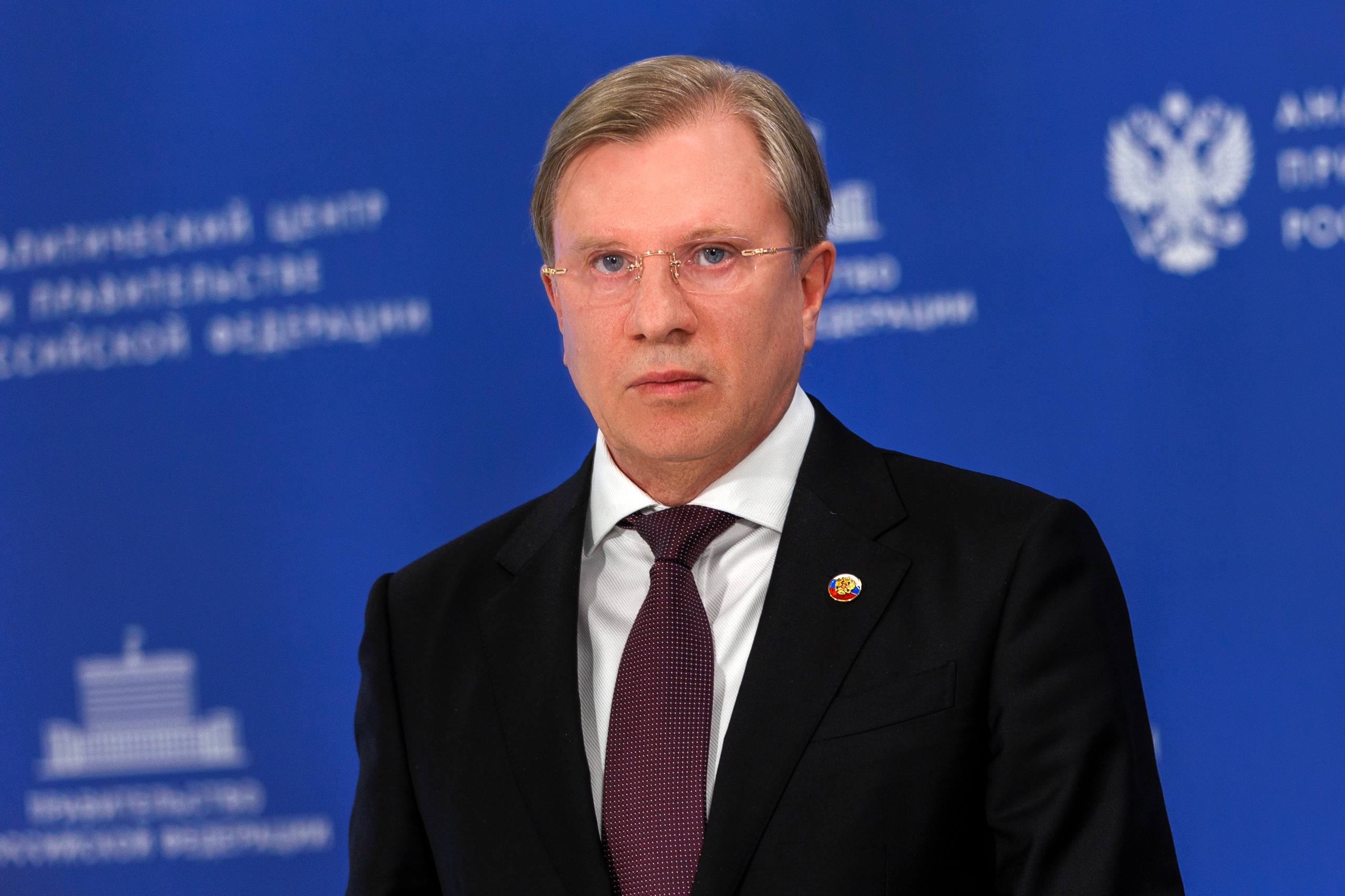 Первый Международный транспортно логистический форум пройдет 1 3 апреля 2026 года в Санкт Петербурге Форум станет крупнейшим международным отраслевым событием в России Он соберет представителей государства бизнеса и международных партнеров для открытого конструктивного диалога и выработки практических решений в интересах развития транспортной отрасли России и Евразии Вице премьер Виталий Савельев отметил значимость развития отношений с международными партнерами в текущих геополитических условиях Приоритет для России формирование транспортных коридоров обеспечивающих устойчивость и надежность логистических цепочек Международный транспортно логистический форум в Санкт Петербурге это возможность впервые собрать на одной площадке тех кто определяет будущее мировой транспортной отрасли государство бизнес и международных партнеров и выработать практические механизмы взаимодействия подчеркнул Виталий Савельев Организатором форума выступает Минтранс при поддержке Правительства оператор мероприятия Фонд Росконгресс Участниками форума станут представители международных организаций вице премьеры министры и заместители министров транспорта из дружественных государств Планируется обсудить выстраивание взаимовыгодных транспортных коридоров и синхронизацию отраслевого законодательства Запланированы двусторонние встречи и межстрановые диалоги В частности будем предметно говорить о создании единого международного цифрового транспортного кодекса Все это необходимо для устойчивого развития сферы в условиях стремительной цифровизации и появления новых технологий отметил глава Минтранса Андрей Никитин Основное содержание форума связано с развитием международных транспортных коридоров таких как МТК Север Юг а также укреплением интеграционных связей в рамках ЕАЭС СНГ ШОС и БРИКС Темы форума охватят цифровизацию и инновационные технологии в логистике повышение безопасности перевозок совершенствование нормативно правового регулирования в транспортной сфере на международном уровне развитие транспортного образования и подготовку кадров Подписаться на Правительство России в MAX