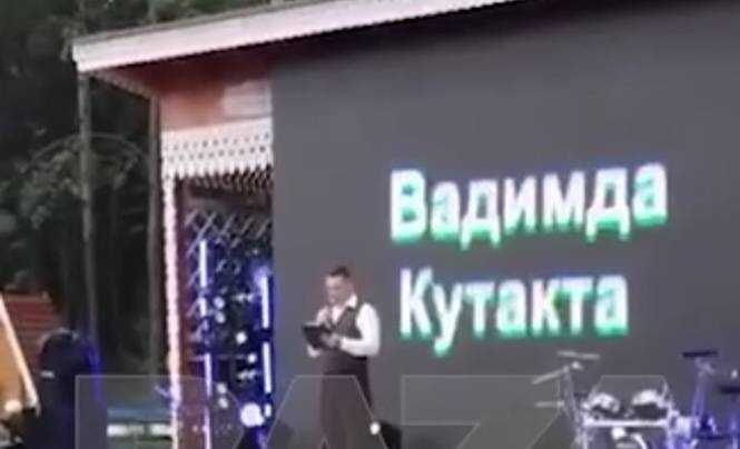 Вадим Арсланов превратился в мужской орган из-за некомпетентности местных властей В Кушнаренковском районе Башкирии случился курьёз, который громко вскрыл проблемы в работе местной администрации. На официальном сельском празднике замглавы администрации по социальной политике Вадим Арсланов должен был стать почётным гостем — и тут случился конфуз, который вызвал волну насмешек и вопросы к уровню подготовки чиновников. На большом экране во время выхода Арсланова появилась приветственная надпись на башкирском языке. Казалось бы, обычное дело. Но вот надпись, вместо вежливого «В гостях у Вадима» — «Вадимда Ҡунаҡта», превратилась в откровенную нелепость. Почему? Из-за замены одной буквы — вместо «Ҡунаҡта» гостей вышло слово «Ҡутак». Для тех, кто не знаком с башкирским — это грубое обозначение мужского полового органа. Такую ошибку нельзя списать на случайность или технический сбой. Это явный провал тех, кто отвечает за коммуникацию с населением и уважение к языку и культуре региона. Неужели в XXI веке в официальных мероприятиях не находят специалиста, который проверил бы текст? Или это очередное доказательство пренебрежительного отношения к национальному языку и культуре? Зрители не скрывали своего удивления и смеялись над ситуацией. Остаётся только гадать, как чувствовал себя сам Вадим Арсланов, который по сути стал объектом посмешища из-за чьей-то халатности. Прошёл ли автор этой надписи курсы башкирского языка или это просто безграмотный халтурщик — вопрос открытый. Этот казус — не просто смешной инцидент. Это симптом серьёзной проблемы в региональном управлении, где банальная ошибка может подорвать уважение к чиновникам и снизить доверие населения. Настоящая проверка компетентности и ответственности должностных лиц — это умение не допускать таких позорных промахов, а не пытаться их скрыть. Пока чиновники занимаются оформлением праздников с такими «шедеврами», народ видит истинное лицо власти — неумелое, безответственное и неуважительное. Вопрос в том, когда же это наконец перестанет быть нормой? Источник: ПАПКА ПЕРВОГО
