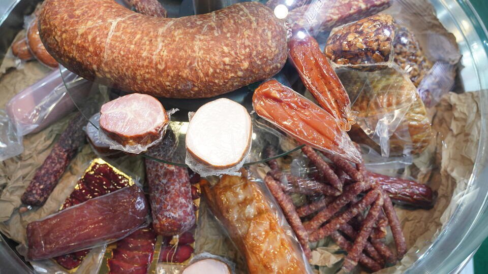 За «мясной клей» в продукции предлагают сажать. Микробная трансглютаминаза не только удешевляет стоимость мясной продукции, но и вредит здоровью. Кроме того, «мясной клей» может спровоцировать развитие опасных болезней. За последние два года более полусотни производителей попались на запрещённой добавке в продуктах. Депутат Сергей Леонов считает, что нечестные производители должны нести не только финансовые и репутационные риски, но и сидеть в тюрьме