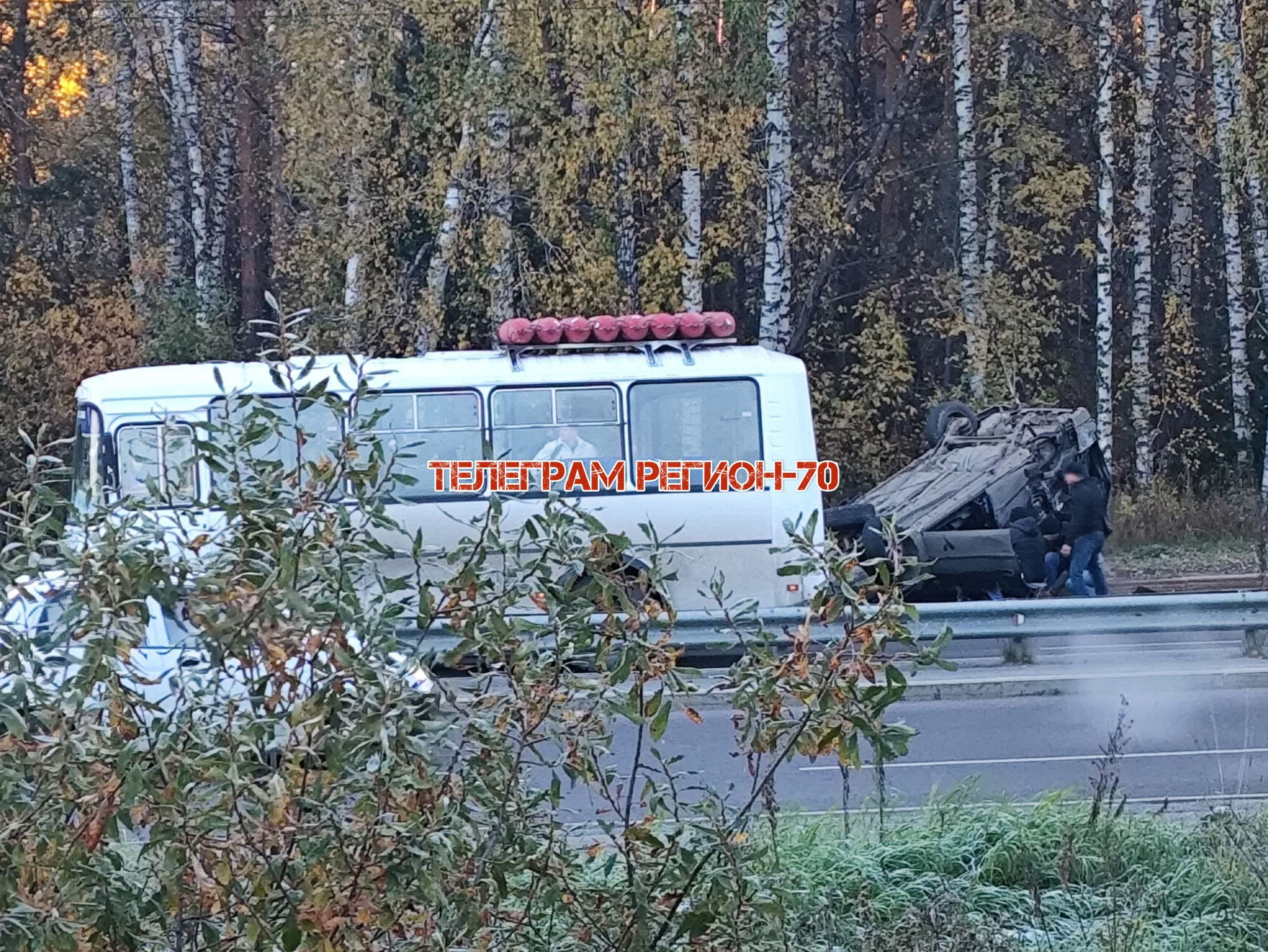 на пересечении проспекта Академического и улицы Кольцевая Столкнулись легковушка и маршрутка Пассажиры достают водителя