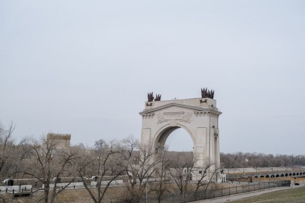 Под Волго Донским каналом на юге Волгограда проложат водопроводные сети Власти города уже заключили контракт с подрядчиком который спроектирует и построит гидротехническое сооружение Об этом сообщает мэрия Волгограда Специалисты разработают проектную документацию и проведут водовод в Красноармейском районе под Волго Донским судоходным каналом в створе ул Удмуртской Его диаметр составит 700 мм а протяженность 230 м Строительство нового водовода создаст резерв для обеспечения водой территорий которые планируется застроить в будущем и улучшит качество водоснабжения в существующих домах