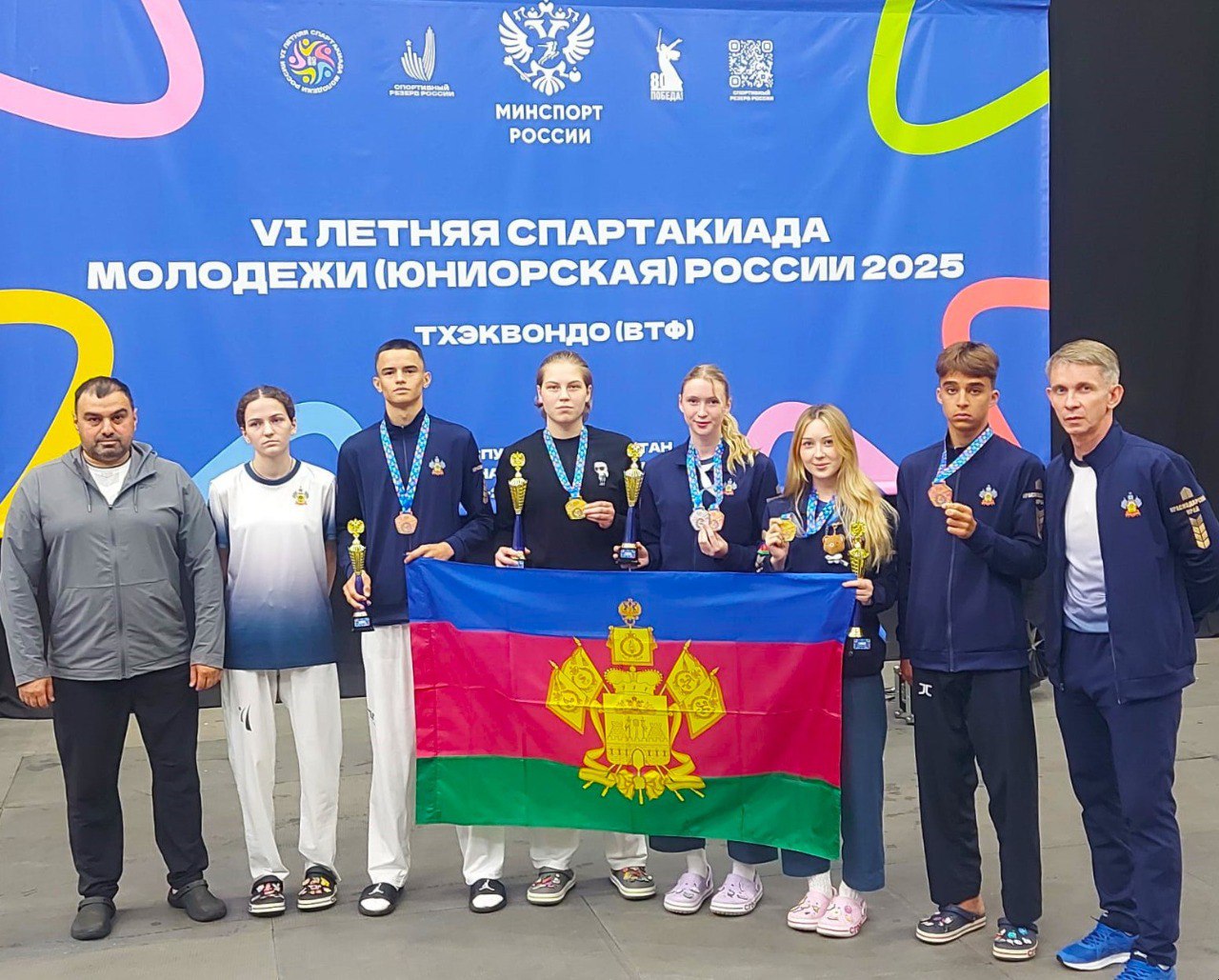 В Набережных Челнах прошли финальные соревнования VI летней Спартакиады молодежи России по тхэквондо.   Участвовали 143 спортсмена из 40 регионов России. Сборную команду Краснодарского края представили шесть спортсменов, из них трое – воспитанники СШОР «Витязь» Тихорецкого района, выступавшие в дисциплине «пхумсэ».    Первое место и звание победителя Спартакиады завоевала Полина Сикорская в индивидуальных выступлениях по пхумсэ. «Серебро» в активе Дарьи Ташкиновой в индивидуальных выступлениях по пхумсэ – фристайл. Она совместно с Тимофеем Колокольниковым завоевала и бронзовые медали в составе смешанной двойки по пхумсэ - фристайл. Также в активе сборной Краснодарского края еще по одной золотой и бронзовой медали.   Победитель и призёры соревнований – воспитанники тренера СШОР «Витязь» Александра Лисина.