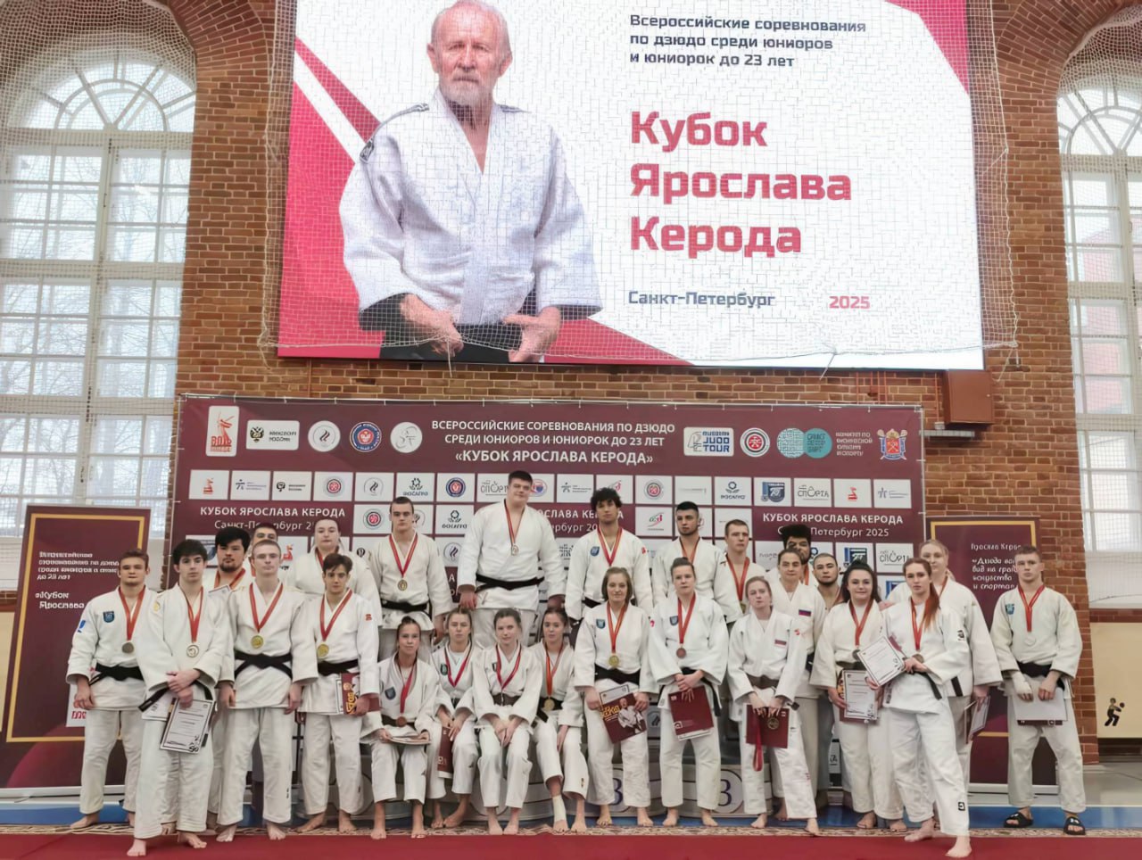 Спортсмен Герценовского университета стал победителем Всероссийских соревнований по дзюдо В Военном институте физической культуры прошли Всероссийские соревнования по дзюдо «Кубок Ярослава Керода» среди спортсменов до 23 лет. Турнир являлся одним из отборочных этапов на первенство России. В нем приняли участие спортсмены из 18 регионов страны. Путевки на первенство получили финальные пары в каждой весовой категории. Лидерами общего зачета в турнире стали петербуржцы, на счету которых 24 награды. В весовой категории 60 кг победил студент института физической культуры и спорта РГПУ им. А. И. Герцена Лев Соминский. Поздравляем герценовца с наградой и желаем новых успехов! #Спорт #РГПУ #ПедвузыРФ #ВСНП_Санкт_Петербург