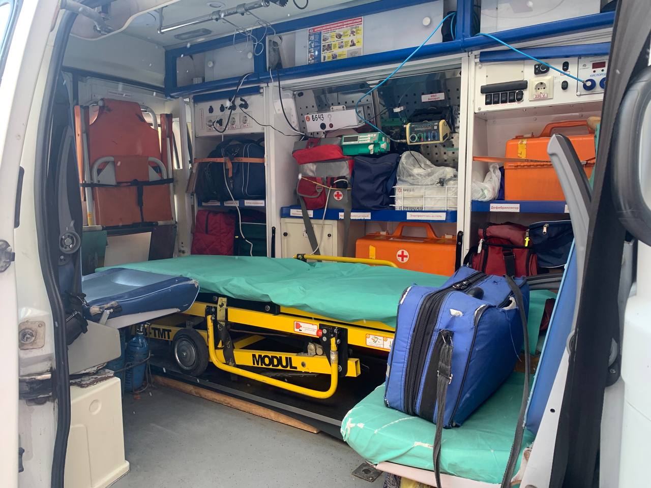 В Улан Удэ будут судить горожанина ударившего фельдшера скорой В Улан Удэ завершено расследование уголовного дела в отношении горожанина который в ходе госпитализации устроил дебош в автомобиле скорой помощи и ударил медика по лицу Агрессивному мужчине инкриминировали ч 1 ст 213 УК РФ хулиганство с применение насилия Бурятия Подробности в Номер один Сообщить нам свою новость можно по кнопке Письмо в редакцию