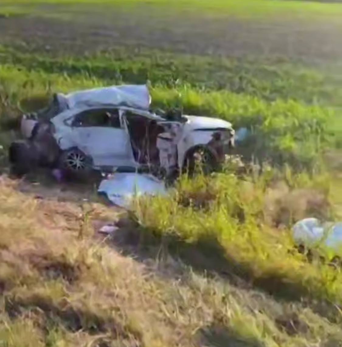 Виновник смертельной аварии пытался скрыться: 4 человека погибли в страшном ДТП 4 машины столкнулись на трассе в Усть-Лабинском районе. Уроженец Дагестана ехал на грузовом Volvo с полуприцепом. Он решил перестроиться, но не убедился в безопасности манёвра. Мужчина врезался в легковушку Chery. Китайский автомобиль отбросило на встречную полосу, где машина врезалась в Peugeot и ещё одну фуру Volvo. В трагическом ДТП погибли три пассажира, которые были в легковом авто, а также водитель. Их личности устанавливаются. 61-летний виновник аварии сбежал с места ДТП, но вскоре был задержан полицейскими. Фото: Быть в курсе Прислать новость