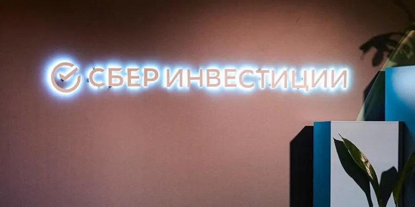 В СберИнвестициях не исключили падения курса доллара вплоть до 70 Аналитики СберИнвестиций не исключают что курс доллара к рублю в конце апреля начале мая снизится до 70 или даже ниже этой отметки Этому будут способствовать рекордные цены на нефть низкие юаневые ставки и пауза в операциях на валютном рынке по бюджетному правилу полагают в компании Однако такое укрепление рубля вероятно не будет устойчивым подчеркнули эксперты По оценке СберИнвестиций курс вернется к более плавной траектории ослабления во второй половине 2026 года Подробнее В СберИнвестициях не исключили падения курса доллара вплоть до 70 Подписаться на канал Мы в MAX