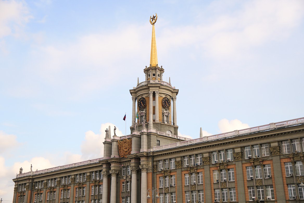 На пост мэра Екатеринбурга выдвинули четырех кандидатов Из шести человек комиссия по рассмотрению кандидатур одобрила четырех Алексея Орлова из Единой России Екатерину Есину из Справедливой России Юлию Лаврикову из Общественной палаты региона и Дмитрия Нисковских из Совета муниципальных образований сообщили в департаменте информполитики Затем их предложат губернатору Свердловской области Денису Паслеру Он должен будет выбрать минимум двух претендентов на роль главы города до 19 января В декабре прошлого года в Екатеринбурге изменили порядок выборов мэра Городская дума приняла новую поправку в устав города согласно которой глав города будут выбирать из кандидатов которых представит губернатор До этого мэра Екатеринбурга выбирали из кандидатов которых представляла конкурсная комиссия