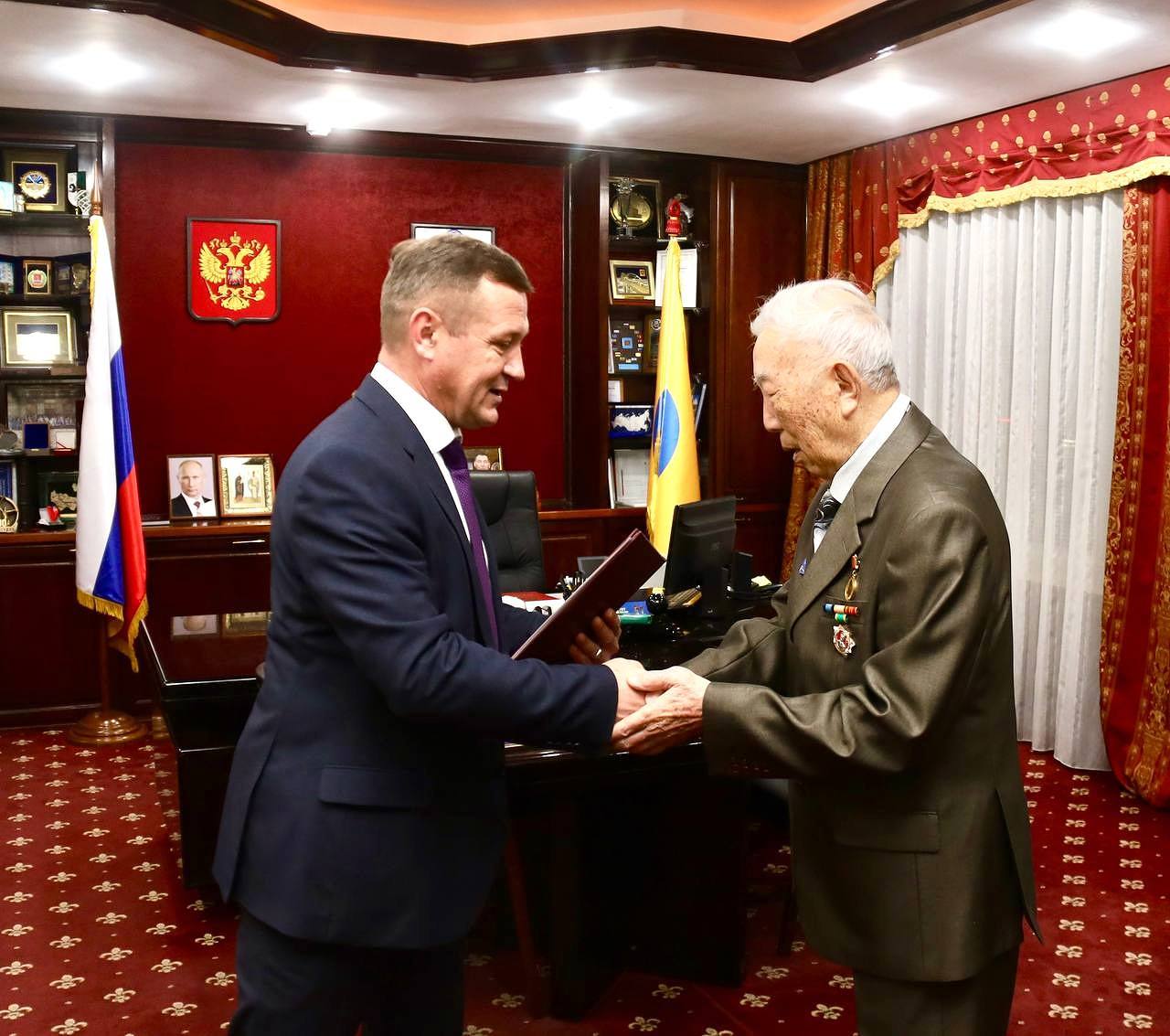 В Правительстве Республики Калмыкия высоко оценили значение премии ГОРДОСТЬ НАЦИИ Председатель Народного Хурала Парламента Республики Калмыкия Артём Михайлов по поручению Главы Республики Калмыкия Бату Хасикова вручил диплом победителя Окружного этапа VI Всероссийской общественной премии ГОРДОСТЬ НАЦИИ заслуженному работнику народного хозяйства и почетному гражданину Калмыкии Гелию Киму Он стал победителем в номинации За эффективное лидерство в национально культурных объединениях по Южному федеральному округу Представители Калмыкии впервые стали лауреатами этой престижной премии Подчеркнут особый вклад каждого из них в процветание республики и страны привел слова Главы Республики Артём Михайлов Бату Сергеевич выразил уверенность что премия Гордость нации продолжит способствовать укреплению гражданского согласия взаимного уважения и братства между народами России На недавнем заседании Совета по межнациональным отношениям Президент Российской Федерации Владимир Путин поддержал идею объявить 2026 год Годом единства народов России и поручил подготовить соответствующие решения Глава государства отметил необходимость сохранения общественного и национального единства Убежден что работа каждого номинанта Всероссийской премии является ключевой частью этого общенационального приоритета подчеркнул Артём Михайлов  Он также рассказал что вторым победителем из региона стал Герой Калмыкии заслуженный деятель искусств РСФСР Петр Надбитов