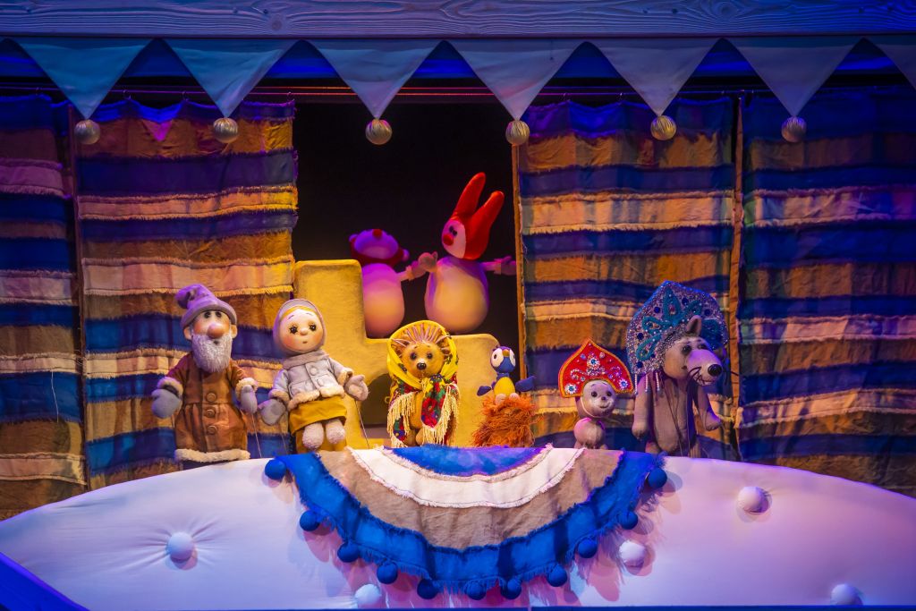 Девочка из Челябинской области победила в крупном конкурсе новогодних сказок Юная писательница из Челябинской области Алиса Кокина победила во всероссийском творческом конкурсе новогодних сказок Чудеса природы в номинации Волшебные превращения и возрастной категории 3 4 года Конкурс объединил сотни талантливых детей со всех регионов страны всего 1080 участников На конкурс детям предлагали отправить новогодние сказки собственного сочинения истории о зимних чудесах заботе о природе семейных традициях и волшебстве которое рождается из добрых поступков Всего организаторами были подготовлены пять номинаций для двух возрастных категорий 3 4 года и 5 7 лет Сказки принимались на конкурс в формате видеорассказа   t me chgub