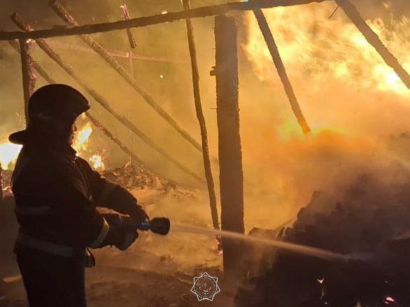 В селе Айыртау на севере Казахстана вспыхнул склад сена На улице Новосельской села Айыртау загорелся склад с 10 тюками сена Пожарным удалось не допустить распространения огня на жилые постройки передает Петропавловск news Как пояснили в департаменте по ЧС Северо Казахстанской области на территории частного жилого дома произошёл пожар в хозяйственной постройке загорелись 10 тюков сена Благодаря оперативным действиям сотрудников МЧС а также добровольному пожарному формированию Ауыл құтқарушылары удалось предотвратить распространение огня и спасти жилой дом Пожар был полностью ликвидирован Пострадавших нет Такие примеры показывают насколько важна программа Ауыл құтқарушылары которая помогает быстро реагировать на чрезвычайные ситуации в сельской местности новостиСКО СКОновости новостиКазахстана новости новостиПетропавловска