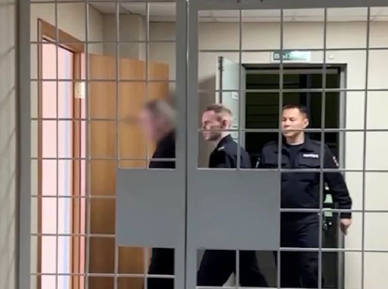 Иркутянина, сбежавшего в США после ДТП, депортировали в Россию В Иркутске суд начал рассматривать уголовное дело в отношении 48-летнего мужчины, депортированного из США. Его обвиняют в совершении ДТП, в результате которого погиб человек. Авария произошла несколько лет назад, и впервые дело было рассмотрено в 2020 году. Однако затем процесс приостановили, так как подсудимый скрылся. #Бурятия Подробности в «Номер один» Сообщить нам свою новость можно по кнопке: Письмо в редакцию