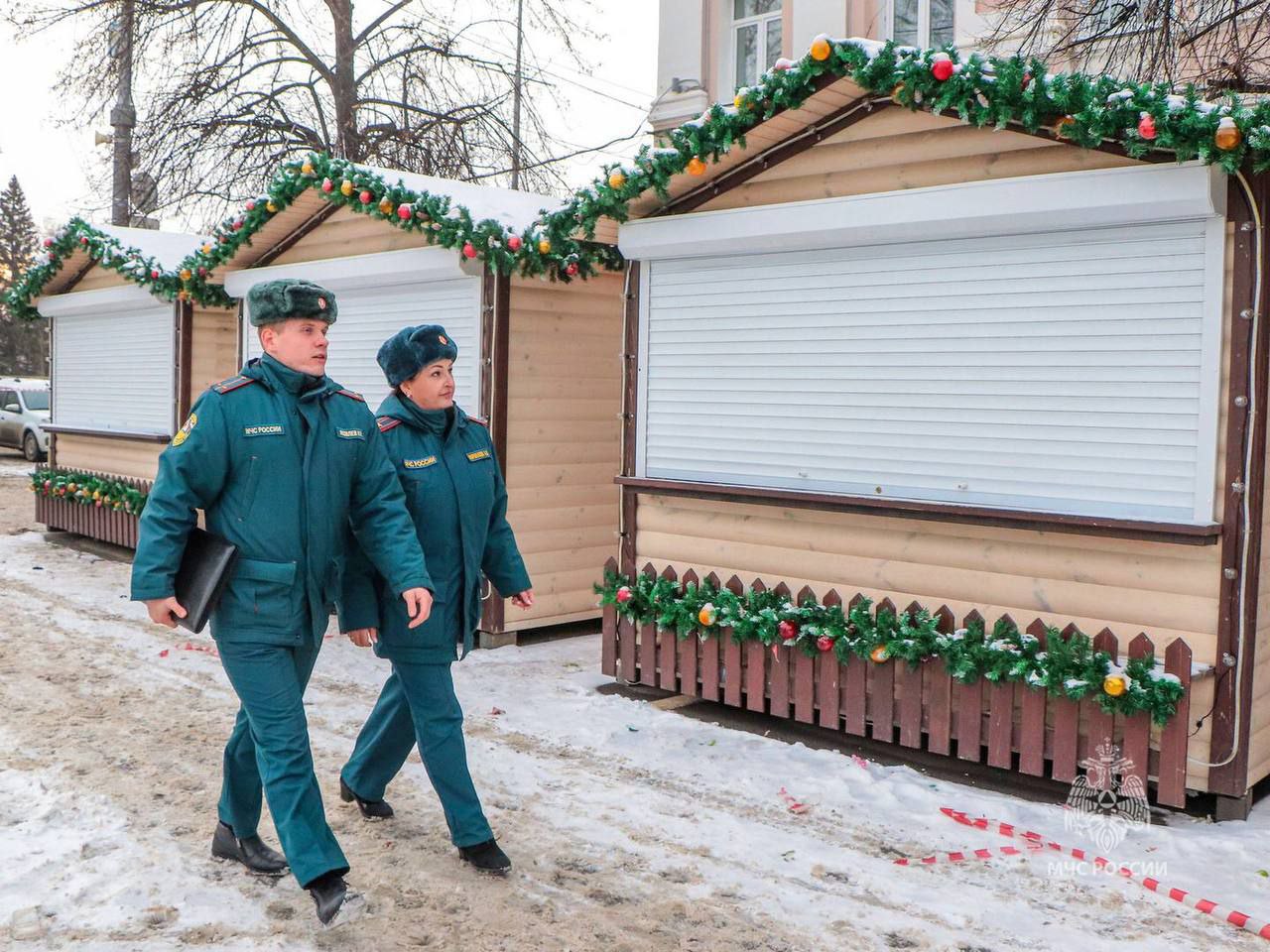 Сотрудники МЧС  провели рейд по торговым точкам продажи пиротехники в Кургане. Они проверили, как хранятся фейерверки, бенгальские огни и хлопушки, а также правильно ли установлена иллюминации.  МЧС России напоминает:  ⏺покупайте только сертифицированную пиротехнику, ⏺нельзя использовать любую пиротехнику дома, ⏺под рукой должен быть огнетушитель, чтобы сбить пламя.  Планируете запускать салют в новогоднюю ночь?    — да   — только бенгальские огни или хлопушки   — нет