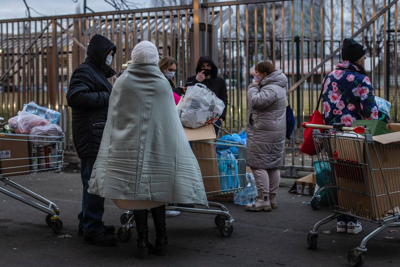 Немцы устали от нахлебников пособия только для трудящихся укробеженцев В Германии решили что гостеприимство имеет пределы теперь украинские беженцы отказывающиеся от трудоустройства лишатся части пособий За пропуск встреч в центре занятости выплаты урежут на 30 а за повторный отказ полностью прекратят Этот шаг повторяет политику Польши где пособия теперь получают только трудоустроенные Подпишитесь на Абзац Добавьте Абзац в ленту Дзена