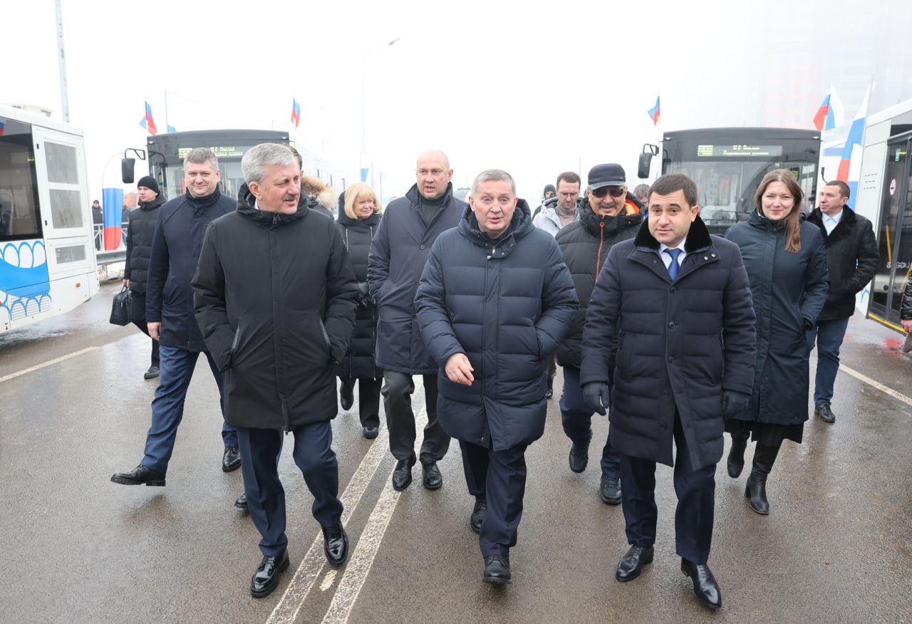 Новую дорогу в микрорайон Долина открыли в Советском районе Волгограда Дорога улучшит транспортную доступность и сократит путь до работы или учебы для 52 тысяч жителей Решение задач комплексного развития территории оценивают губернатор Волгоградской области Андрей Бочаров и замминистра строительства России Никита Стасишин в ходе рабочей поездки В мероприятии также принимает участие глава Волгограда Владимир Марченко Фото администрация Волгоградской области