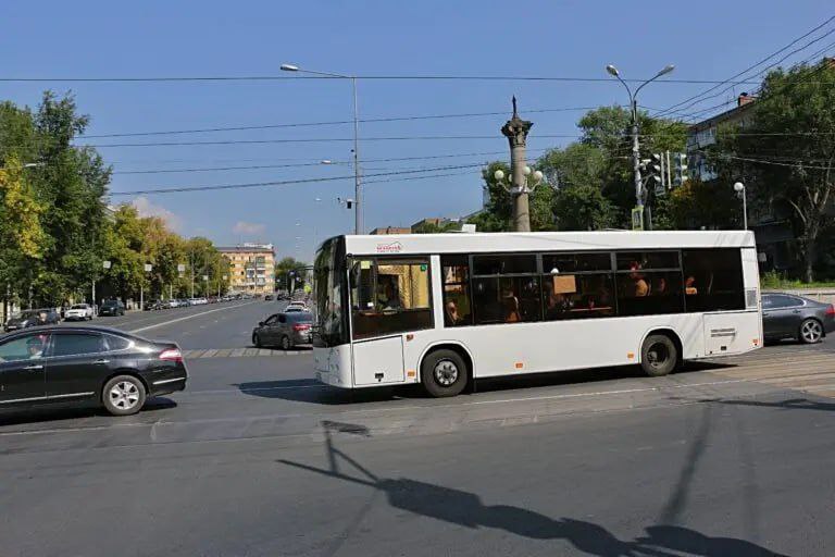 Из Самары и Тольятти пустят прямые автобусы к Курумочу В реестр межмуниципальных перевозок внесены автобусы 222 и 333 сообщили в региональном минтрансе  Маршрут 222 будет курсировать от железнодорожного вокзала Самары с остановками у Центрального автовокзала ТЦ Империя и LETOUT в микрорайоне Новая Самара и на КДП Новосемейкино  Автобус 333 отправится от ТЦ Парк Хаус пройдёт через Васильевку Зеленовку посёлки Прибрежный и Курумоч Определить перевозчиков планируют по итогам аукциона который состоится до конца 2025 года