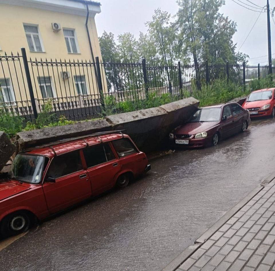 В Балашихе из-за непогоды бетонный забор упал на припаркованные автомобили. ____    #поток →