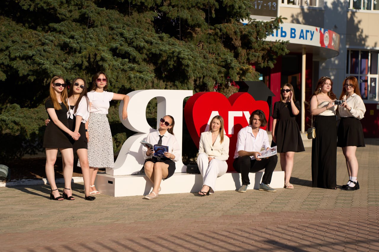 Студенты АГУ поборются за победу в девятом сезоне Всероссийской олимпиады Я профессионал Завершился приём заявок на Всероссийскую олимпиаду Я профессионал По итогам прошлого сезона Астраханский госуниверситет получил благодарственное письмо за высокий интерес студентов к данному мероприятию АГУ уже не первый год участвует в этой престижной олимпиаде В 2024 году студенты подали 204 заявки по различным направлениям подготовки Несколько участников из АГУ прошли в полуфинал Среди них представитель факультета экономики и права Арсений Шарков а также студенты журналисты Юлия Стешенко Валерия Маринова Анастасия Очередко Ангелина Кожебаева Анастасия Тюгаева Подробнее на нашем сайте