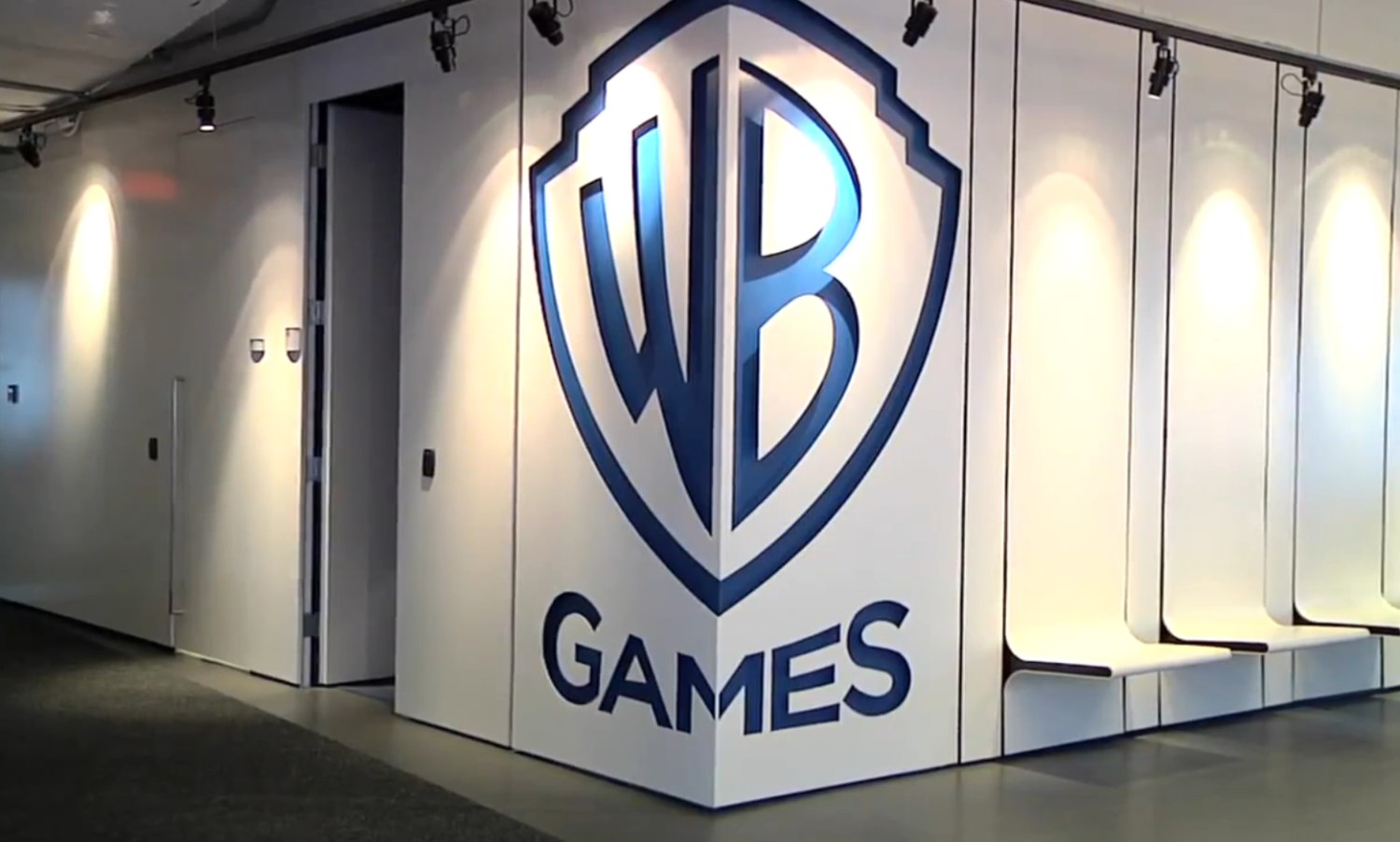 Warner Bros. распалась. WB Games передали новой компании и урезали до 4 франшиз Корпорация Warner Bros. Discovery официально распалась на две отдельные компании. Теперь все подразделения, связанные с производством контента, включая WB Games, перейдут в новое юридическое лицо, которое возглавит генеральный директор Дэвид Заслав.