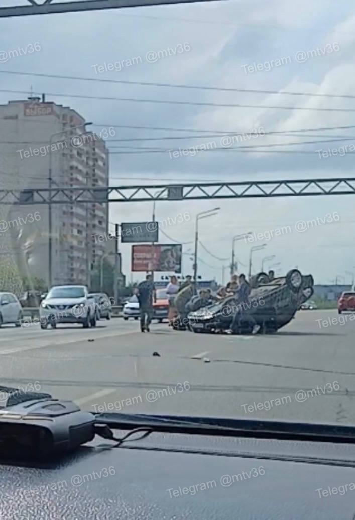 Автомобиль перевернулся серьезное ДТП произошло на Антонова Овсеенко Со слов очевидцев за рулем был молодой парень он жив Подробности уточняем Подпишись на МТВ Будь в курсе Промокоды и скидки