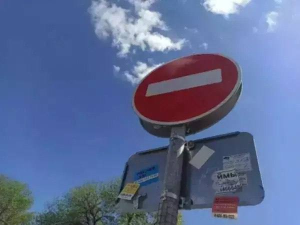 В Ростове на улице Совхозной введут ограничение скорости с 11 июля Речь идет об участке дороги в частном секторе на улице Совхозной. Водители смогут разгоняться до 30 километров в час от дома № 6 до дома № 26. Ограничения начнут действовать с 11 июля.