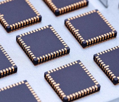 ЗНТЦ начинает упаковку микросхем в России производительность до 100 тысяч чипов в месяц В феврале Зеленоградский нанотехнологический центр ЗНТЦ запустит линию по упаковке микросхем в полимерные корпуса При максимальной загрузке фабрика сможет выпускать до 100 тысяч чипов ежемесячно Новое производство расположено в Зеленограде В помещениях площадью 1350 м2 установили более 160 машин для работы с пластинами на 200 и 300 мм