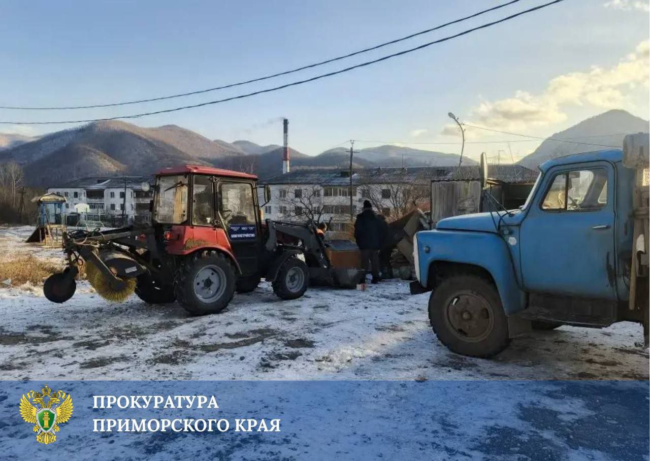 Мусора больше нет Напомним что вчера день у жителей Дальнегорска начался не с кофе Жители города уставшие от переполненных контейнеров и мусорных завалов писали в СМИ чтобы привлечь внимание к своей проблеме Их сигналы не остались незамеченными прокуратура провела проверку работы перевозчика твёрдых коммунальных отходов Результаты проверки оказались неутешительными на большинстве контейнерных площадок были выявлены нарушения сроков вывоза мусора Прокурор вынес представления как руководителю организации перевозчика так и главе округа Также прокурор инициировал возбуждение административных дел в отношении должностного и юридического лиц компании перевозчика по статье 8 2 КоАП РФ Чтобы исправить ситуацию к работе была привлечена дополнительная техника В результате ряд территорий оперативно очистили от мусора а порядок на контейнерных площадках начали восстанавливать Источник прокуратура Подписывайтесь на dvved