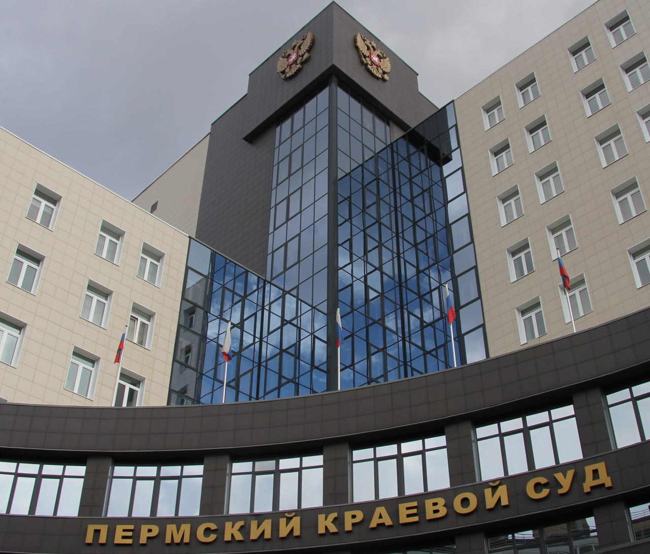 Суд обязал компанию работодателя выплатить более миллиона рублей за травмы причиненные курьером велосипедистом в Перми Инцидент произошел в июне прошлого года Курьер двигаясь на велосипеде по тротуару сбил местную жительницу Последствия наезда оказались тяжелыми пострадавшая получила оскольчатые переломы костей таза рассечение на локте потребовавшее наложения швов Медицинская экспертиза квалифицировала вред здоровью как средней тяжести  Пострадавшая подала иск в Ленинский районный суд Перми требуя взыскать с курьера и ООО Звезда 1 000 000 рублей в счет компенсации морального вреда 40 000 рублей убытков и 12 000 рублей судебных расходов Суд первой инстанции изучив материалы дела полностью удовлетворил требования истицы взыскав всю сумму с компании работодателя  Однако представитель ООО Звезда не согласился с решением подав апелляционную жалобу пытаясь оспорить полную ответственность компании за произошедшее  Пермский краевой суд рассмотрев дело не нашел оснований для отмены решения Судебная коллегия по гражданским делам Пермского краевого суда подтвердила что ООО Звезда является надлежащим ответчиком поскольку на момент ДТП курьер действовал в рамках исполнения служебных обязанностей При этом коллегия отметила что сам курьер был привлечен к административной ответственности за нарушение ПДД В результате Пермский краевой суд оставил решение Ленинского районного суда г Перми без изменений а жалобу адвоката ООО Звезда без удовлетворения