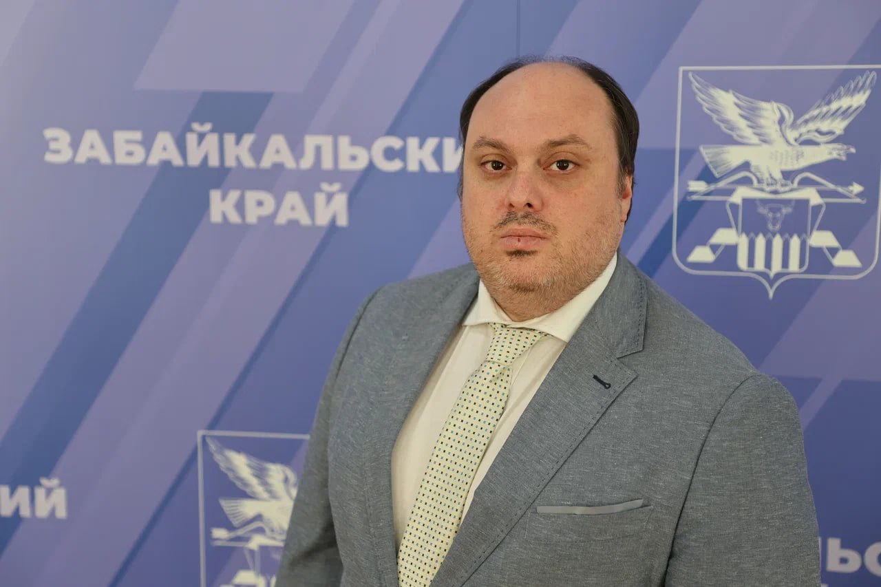 Назначен и о руководителя Минплана Забайкалья Виталий Эксузян назначен на должность и о министра по социальному экономическому инфраструктурному пространственному планированию и развитию Забайкалья Подписано соответствующее распоряжение главы региона Виталий Эксузян родился в 1988 году в Адлерском районе Сочи Краснодарского края В 2010 году окончил Московскую государственную юридическую академию имени О Е Кутафина по специальности Юриспруденция С 2011 года работал в Министерстве сельского хозяйства РФ занимая должности специалиста главного эксперта советника и заместителя начальника отдела правового обеспечения бюджетно финансовых отношений и антикоррупционной экспертизы С 2017 года в Министерстве РФ по развитию Дальнего Востока и Арктики начальник отдела по обеспечению деятельности АО КРДВ заместитель директора Департамента инвестиционного развития С августа 2023 года директор Департамента государственной поддержки и технологического развития Дальнего Востока и Арктики Подписывайтесь TG VK MAX