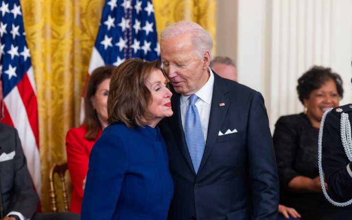 Нэнси Пелоси объявила о своём уходе из Конгресса The Washington Post Демократ от Калифорнии Нэнси Пелоси заявила что не будет баллотироваться на новый срок в Конгресс в 2026 году положив конец почти сорокалетней карьере в ходе которой она стала первой женщиной спикером Палаты представителей Я не буду выдвигаться вновь с благодарным сердцем жду своего последнего года на службе вашим представителем сказала 85 летняя Пелоси