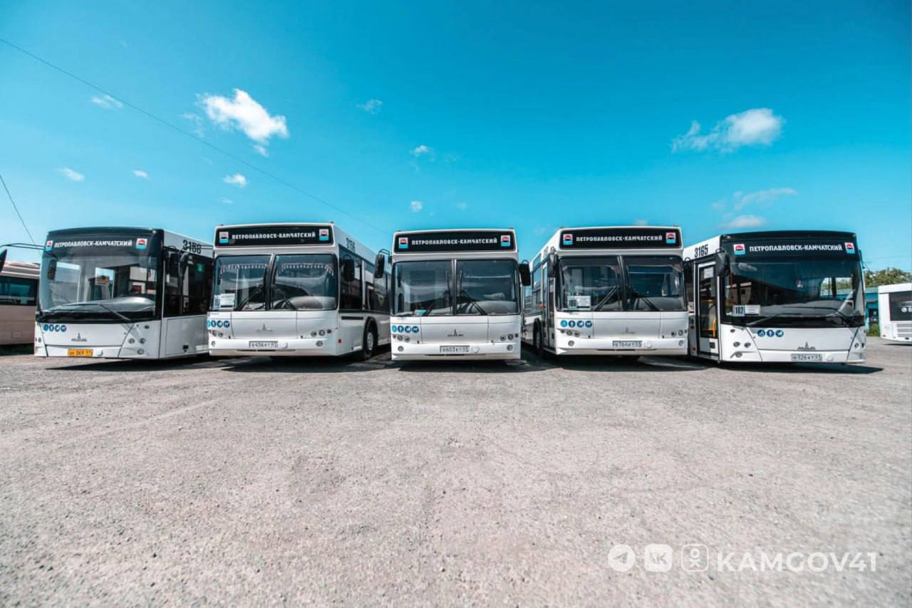 Губернатор Камчатского края Владимир Солодов встретился с коллективом автотранспортного предприятия «К.А.П.П.» Главе региона рассказали о том, как развивается предприятие, и презентовали новый сервис заказа такси «Таксопарк № 1». Закуплены 16 автомобилей разных классов и тарифов, разработано собственное приложение под названием «Т1», которое будет доступно для скачивания на всех платформах. Всего для перевозки пассажиров и багажа используется 68 транспортных средств. За последние 3 года приобретена 31 единица техники, 28 из которых работают на сжиженном газе. #камчатка #камчатскийкрай #КАПП #таксопарк #такси