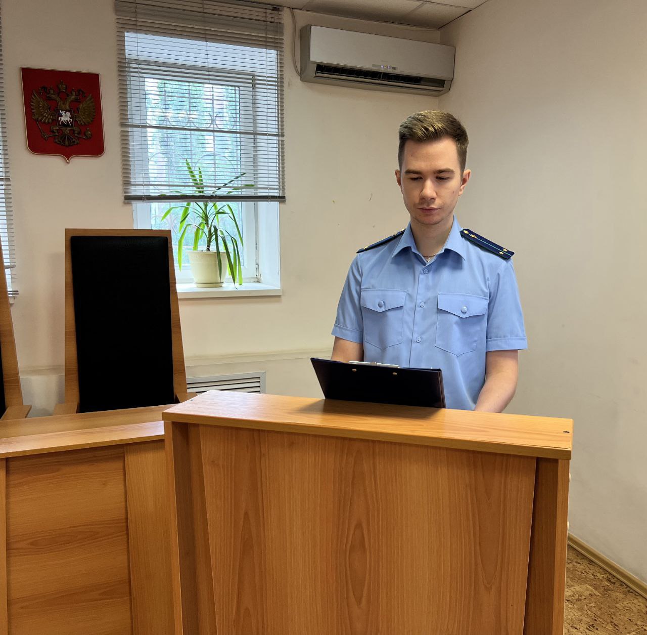 Прокуратура Ленинского района Саратова в судебном порядке добилась признания факта трудовых отношений и взыскания задолженности по заработной плате. На основании коллективного обращения проведена проверка соблюдения трудового законодательства в деятельности организации, оказывающей услуги в сфере охраны. Установлено, что трое граждан работали в организации в должностях контролеров на контрольно-пропускном пункте. Однако, работодателем трудовые отношения с работниками надлежащим образом не оформлялись, трудовые договоры не заключались, записи в трудовые книжки работников не вносились. Кроме того, у организации имеется задолженность по зарплате перед работниками в размере более 200 тыс. рублей. В связи с чем, прокуратура обратилась в суд с исками об установлении факта трудовых отношений и взыскании задолженности по заработной плате. Заявленные требования суд удовлетворил.