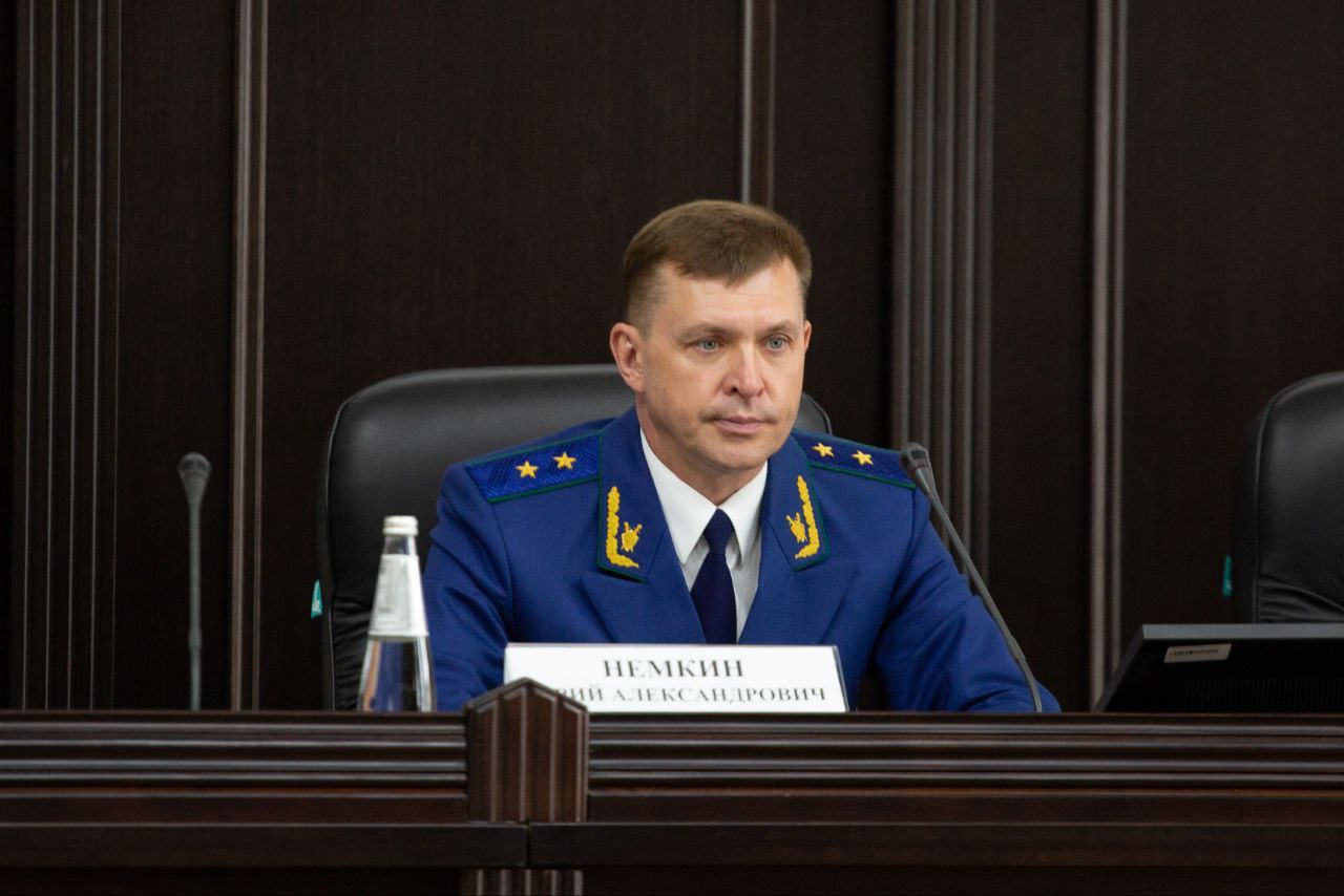 Вопросы расселения граждан из ветхого и аварийного жилья находятся на контроле прокурора края Юрия Немкина  Одним из национальных приоритетов государства является обеспечение комфортных условий проживания людей выполнение обязательств по улучшению жилищных условий жителей России С конца 60 х годов прошлого века на Ставрополье расселено уже 260 ветхих многоквартирных домов  В целях реализации гарантированного статьей 40 Конституции Российской Федерации права каждого гражданина на жилище прокурорами обеспечивается надзорное сопровождение переселения граждан из аварийного жилищного фонда В 2025 году мерами прокурорского реагирования обеспечено расселение 549 граждан из 10 многоквартирных жилых домов Особое внимание уделяется вопросам своевременности строительства нового жилья Так по результатам надзорного сопровождения реализации национальных проектов Жилье и городская среда и Инфраструктура для жизни в 2025 году введено в эксплуатацию 3 жилых комплекса в Минераловодском округе и городе Пятигорске что позволило расселить 359 граждан из 9 аварийных домов  С целью обеспечения безопасности по результатам принятых прокурорами мер в 2025 году снесено 14 уже расселенных ветхих домов Эффективность использования около 700 млн рублей бюджетных средств в рамках реализации краевой программы по переселению граждан из аварийного жилищного фонда контролируется надзорным ведомством Проверки соблюдения жилищных прав жителей Ставрополья активно продолжаются