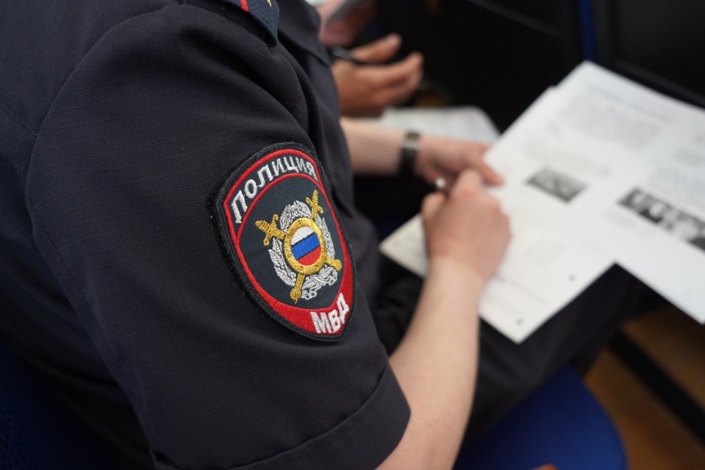 В Улан-Удэ поймали нахального маслокрада   Мужчина похищал этот продукт из магазина и продавал его случайным прохожим  Из сетевого супермаркета в Октябрьском районе столицы Бурятии украли 24 пачки сливочного масла. Заявление об этом от сотрудника торговой точки поступило в отдел полиции № 2 УМВД по Улан-Удэ.  –   Накануне он попал в объектив камер видеонаблюдения в Железнодорожном районе, –   отметили в региональном министерстве внутренних дел.   Сотрудники патрульно-постовой службы доставили злоумышленника в полицейский отдел. Правоохранители установили его причастность к трем фактам противоправной деятельности.  Дальше  фото: пресс-служба МВД по Бурятии