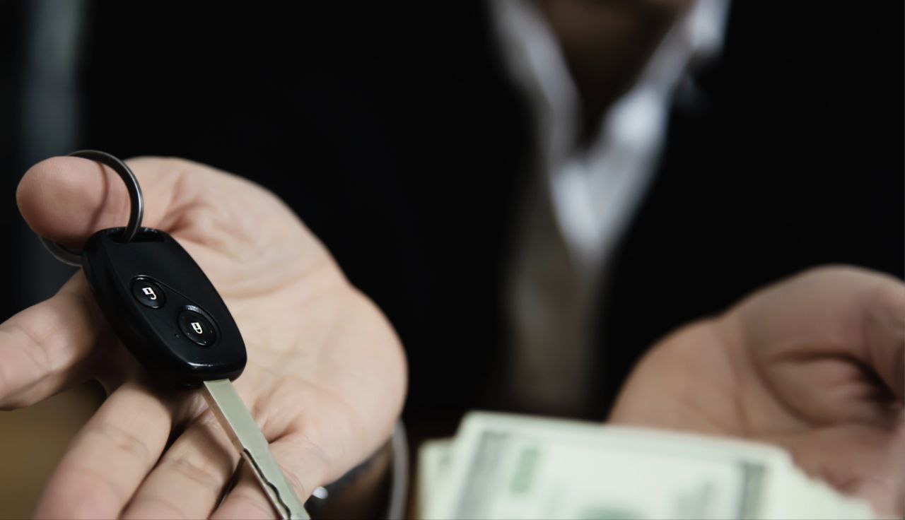 Краснодарец потерял почти 4 миллиона рублей при покупке Mercedes из Кореи Мужчина нашёл объявление на зарубежном сайте во время отдыха в Сочи Проверив рейтинг продавца и не заметив ничего подозрительного он перевел 3 7 млн рублей Через месяц продавцы исчезли а машина не прибыла По факту мошенничества возбуждено уголовное дело Югополис Прислать фото или видео