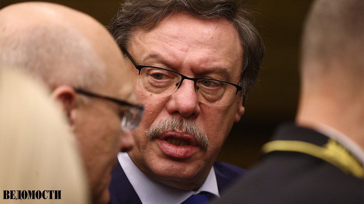 Полпред правительства РФ в Конституционном суде Михаил Барщевский покидает пост Об этом он заявил во время рассмотрения очередного дела в Санкт Петербурге Трансляцию заседания вел Конституционный суд РФ Я перед вами выступаю в последний раз заявил Барщевский Барщевский почти четверть века представлял правительство в Конституционном суде Он сказал что не со всеми решениями КС за эти 25 лет был согласен а с двумя даже был категорически не согласен но по его словам важно другое Важно то что по всем реально очень значимым делам жизнеопределяющим делам которые определяют жизнь страны Вот по всем этим делам мне нечего предъявить Я очень доволен тем что здесь позиция Конституционного суда позиция правительства которое я представлял совпадала пояснил он Telegram Max