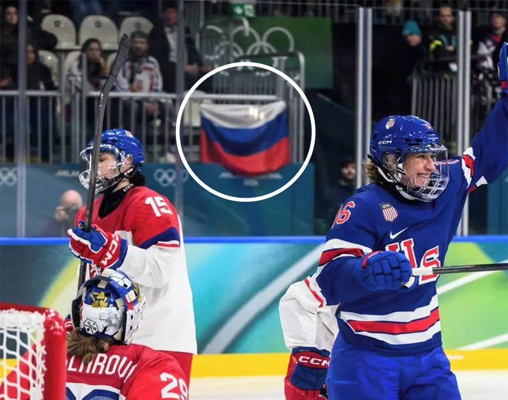 Тут трусливые западные интриганы вновь вздрогнули от того что российский флаг появился на трибунах во время матча США и Чехии на зимней Олимпиаде в Италии Болельщики вывесили триколор в третьем периоде игры между женскими сборными Его заметили чешские хоккеистки после чего организаторы убрали флаг Церемония открытия Игр пройдет сегодня вечером на стадионе Сан Сиро