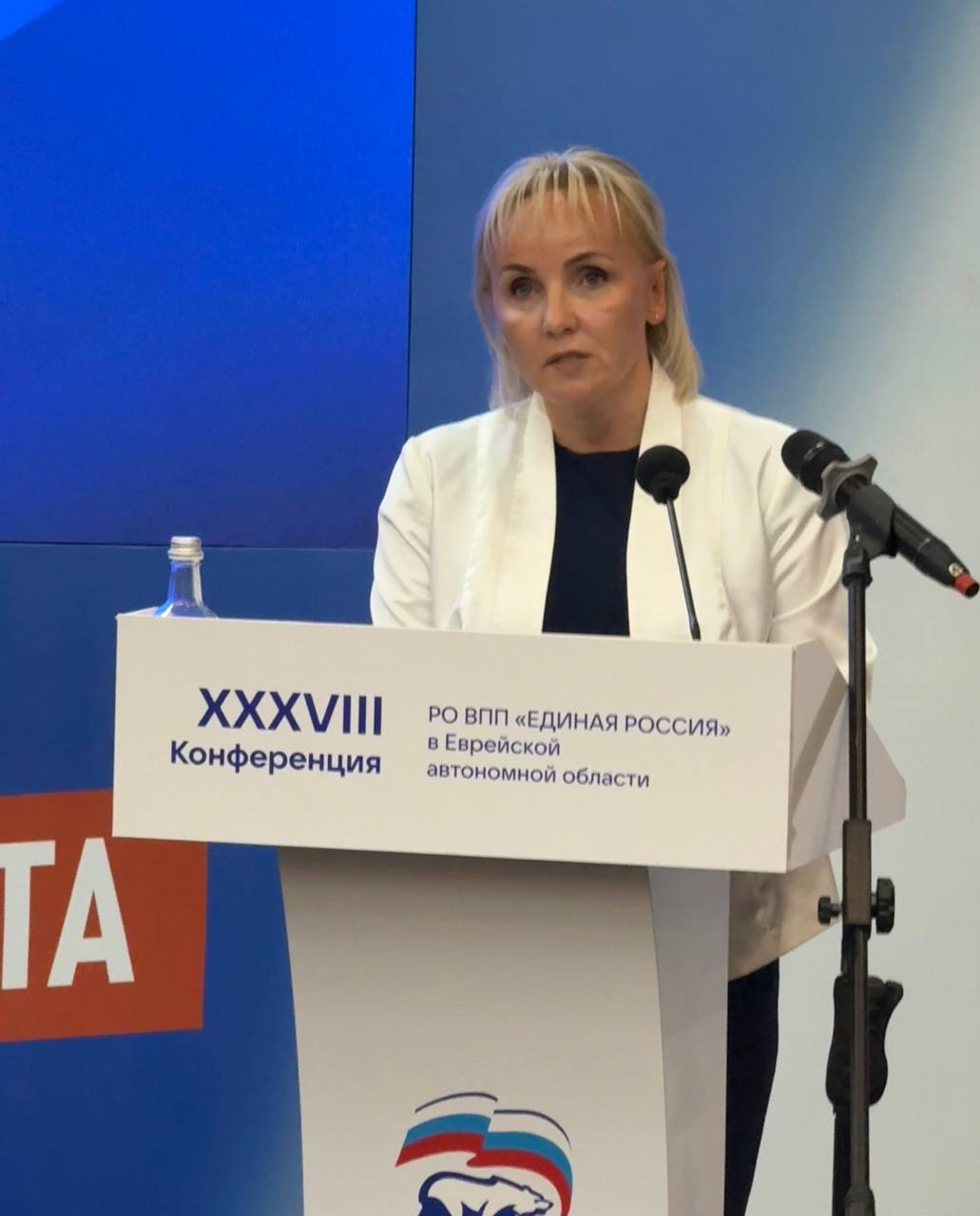 Мария Костюк первой представила программу на выборах губернатора ЕАО  Мария Костюк, действующая глава ЕАО и кандидат от «Единой России» на должность губернатора области, первой из пятерки претендентов представила свою предвыборную программу.   Лозунг «С заботой о земляках, с любовью к родной области», очевидно, станет главной идеологемой агитационной кампании Костюк.   Среди основных направлений деятельности:  - поддержка участников специальной военной операции и их семей; — улучшение ситуации в здравоохранении. Повышение доступности и качества медицинской помощи, а также привлечение новых кадров в регион;  — создание лучших условий для получения качественного образования, реновация школ, повышение зарплат педагогам; — благоустройство, модернизация дорожной сети и коммунальной инфраструктуры; — социально-экономическое развитие, привлечение инвестиций и увеличение федеральной поддержки;  — патриотическое воспитание подрастающего поколения.  Программа насыщена конкретными показателями, имеет четкие границы реализации планов. Представляя свою программу делегатам партийной конференции, Мария Костюк особо подчеркнула сохранение преемственности в ключевых направлениях работы, постоянное наполнение Народной Программы «Единой России», особую ответственность за взятые обязательства.  Подпишись