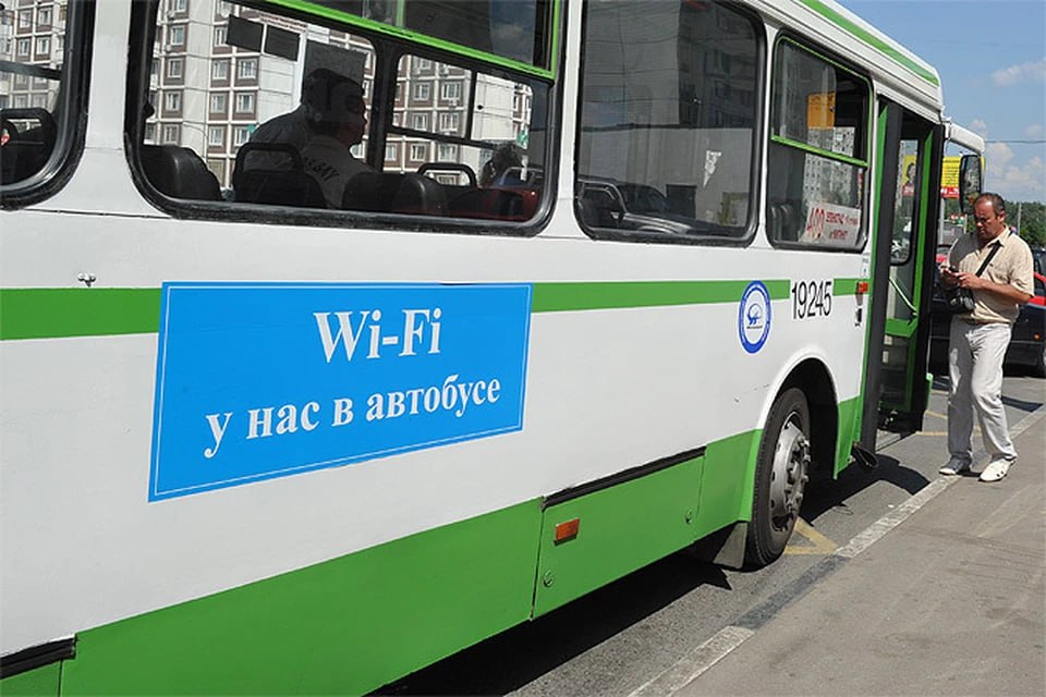 Бесплатный Wi Fi появился в транспорте Ростовской области по пилотному проекту В Ростовской области в рамках пилотного проекта запустили бесплатный Wi Fi на привокзальной площади в электропоезде и нескольких электробусах Об этом сообщила заместитель губернатора министр транспорта Ростовской области Алена Беликова Накануне протестировали работу сети на привокзальной площади Ростова железнодорожной станции Ростов Главный остановке автобуса 3 и в Таганроге Министр лично проверила качество связи во время поездки на электричке от станции Ростов Главный до Таганрог Пассажирский Интернет на вокзалах работает исправно даже когда мобильные системы перестают функционировать Дополнительно была разработана удобная мультимедийная платформа доступ к которой возможен даже при полном отключении интернета Платформа функционирует в тестовом режиме Чем ее лучше будет наполнить обсудим с вами совместно написала министр в своем телеграм канале Как отметила Алена Беликова уникальность системы заключается в технологии бесшовного подключения при переходе с одного вида транспорта на другой или между объектами остановка вокзал не требуется заново подключаться к сети это происходит автоматически Сейчас идет тестирование но уже сегодня вы можете поймать сигнал системы RostovRegion WiFi Мы отрабатываем возможность ее полноценного внедрения и масштабирования на другие объекты и территории В планах сделать так чтобы Wi Fi был на всех остановках автобусах электробусах трамваях электричках и вокзалах добавила она Подписаться на Новости Ростова Прислать новость