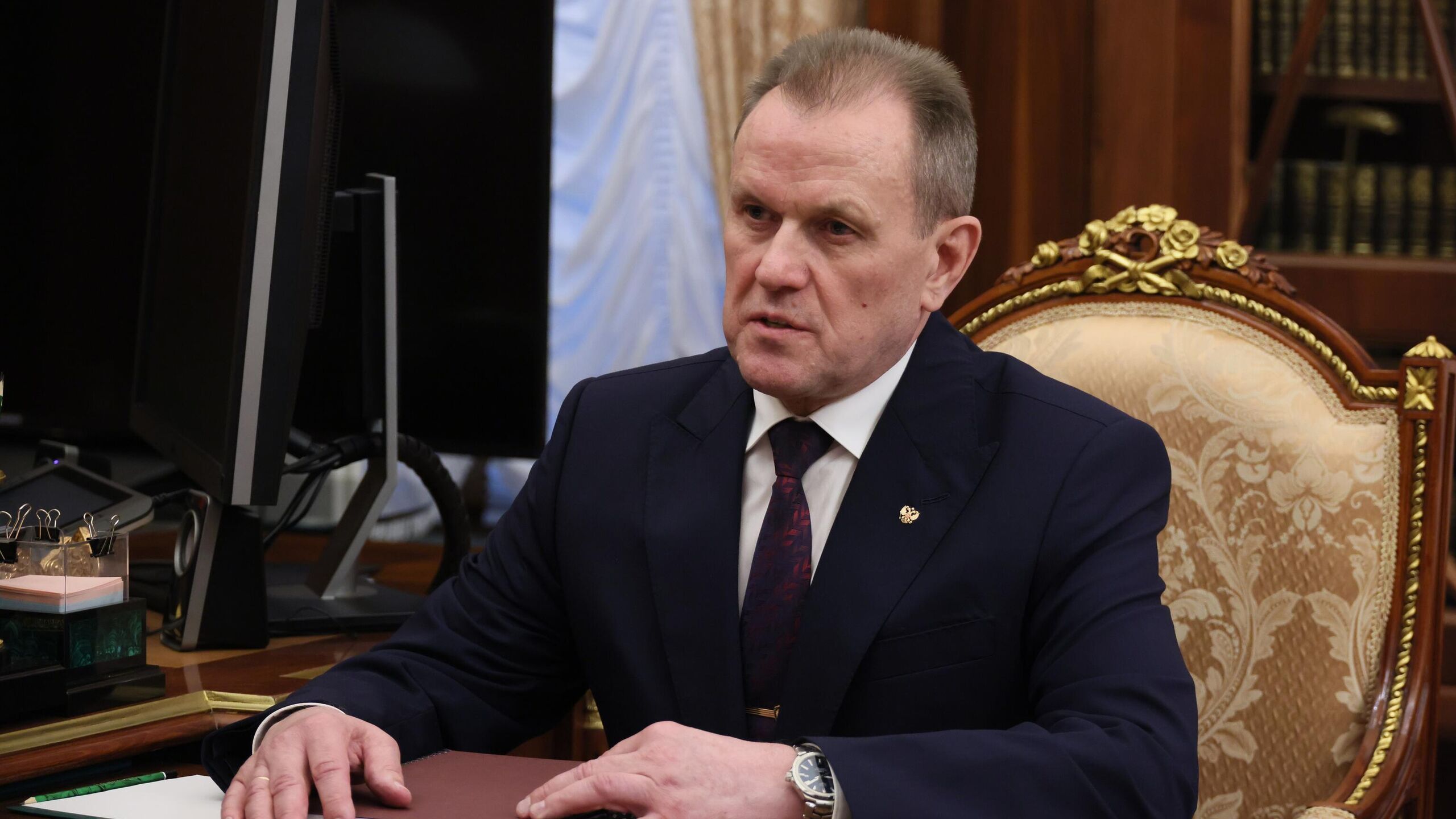 Численность граждан содержащихся в местах лишения свободы в РФ снижается в том числе благодаря гуманизации уголовной политики заявил директор ФСИН РФ Аркадий Гостев Деятельность осуществляется на фоне определенного сокращения численности осужденных находящихся в местах лишения свободы Снижение численности обусловлено рядом факторов одним из которых является гуманизация уголовной политики сказал он на встрече с президентом РФ Владимиром Путиным Гостев отметил что позитивную роль в снижении численности играет реализация федерального закона о пробации Оказываем помощь осужденным ред в получении медицинских услуг готовим их к освобождению практически с момента начала как они только попадают в следственный изолятор Это одно из направлений которое влияет в том числе на определенное сокращение численности осужденных находящихся в местах лишения свободы добавил он