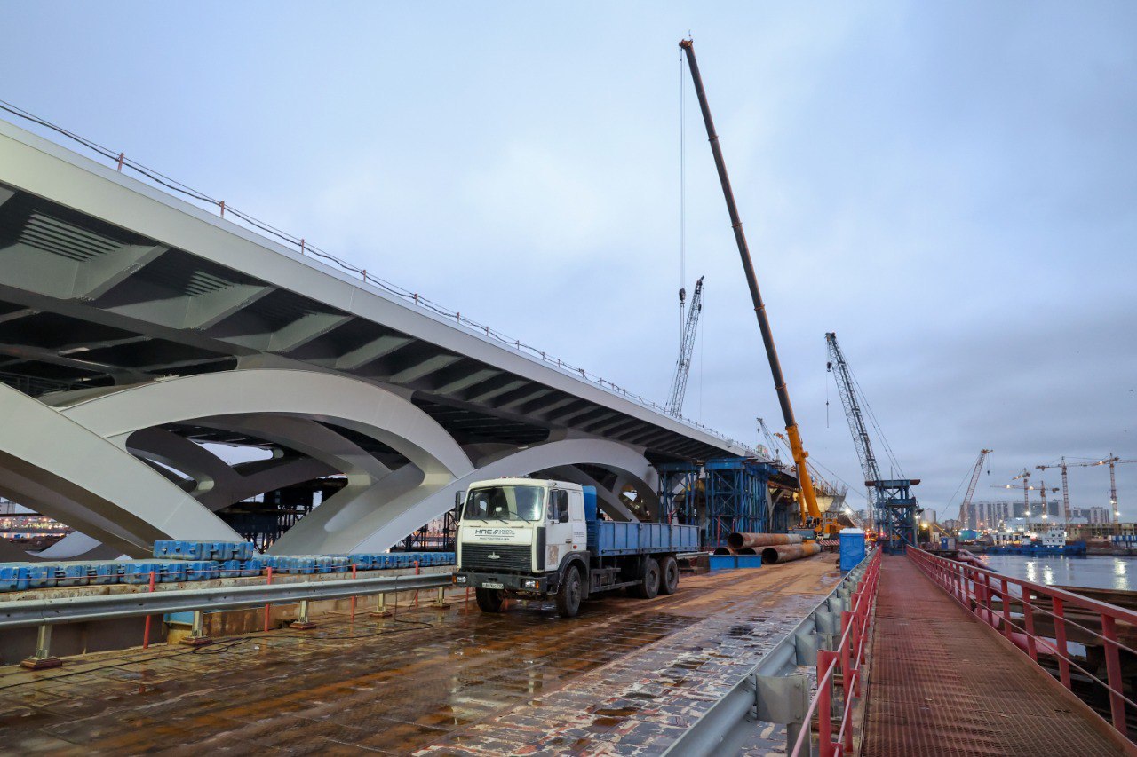 Большой Смоленский мост будет готов к пропуску судов к следующей навигации В Санкт Петербурге специалисты установили разводной пролет на Большом Смоленском мосту К следующей навигации в 2026 г переправа будет готова к пропуску судов сообщила пресс служба правительства города   По словам губернатора Петербурга Александра Беглова уже смонтированы два крыла разводного моста по 400 т каждое Это очень важный и самый сложный инженерный этап в строительстве этого моста отметил он  Далее специалисты объединят оба крыла с противовесами на пятой и шестой опорах где установлены гидроцилиндры которые будут поднимать разводной пролет Монтаж пролетной конструкции по плану завершится до начала навигации Также будет проведена пробная разводка переправы  Рабочее движение на мосту планируется запустить в 2027 г Беглов добавил что работы идут с опережением графика поэтому мост могут ввести раньше изначально запланированных сроков Правительство Санкт Петербурга Подпишитесь на Ведомости Северо Запад