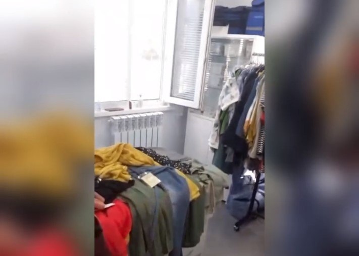 Orenday:Оренбург В Оренбуржье процедурный кабинет сельского ФАПа использовали как торговую лавку  Сразу вспомнились челноки из 90-х, чулочно-носочные изделия которых продавали в домах культуры и в других социальных учреждениях, продавцы не стеснялись ходить и по домам и предлагать свои чудо кастрюли, постельное белье, шторы и т.д.   В Домбаровском районе Оренбургской области в селе Ащебутак местные жители пожаловались на странное применение процедурного кабинета местного ФАПа, местные были возмущены, что для обеспечения стерильности они надевают бахилы, а тут просто разложили на столах одежду из потертых сумок и устроили вещевой... подробнее на канале: Orenday:Оренбург @